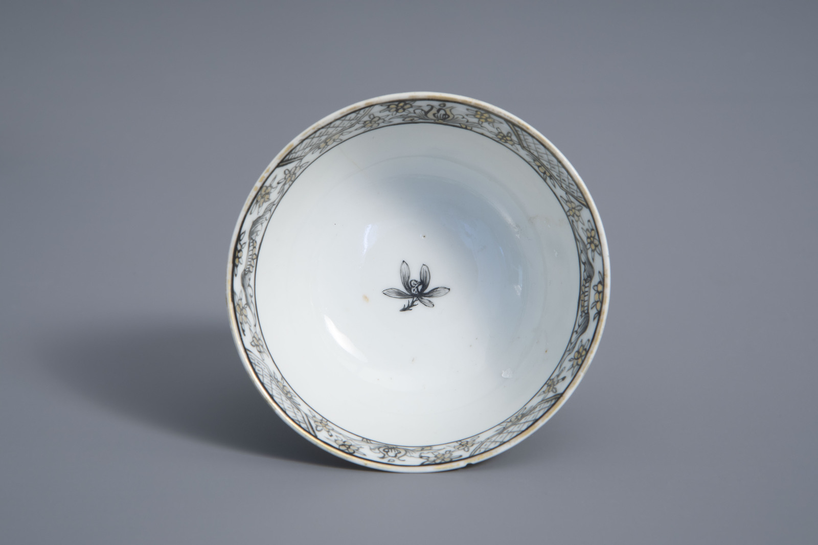 A Chinese grisaille export cup and saucer with allegorical 'Agua' design, Qianlong - Image 8 of 9