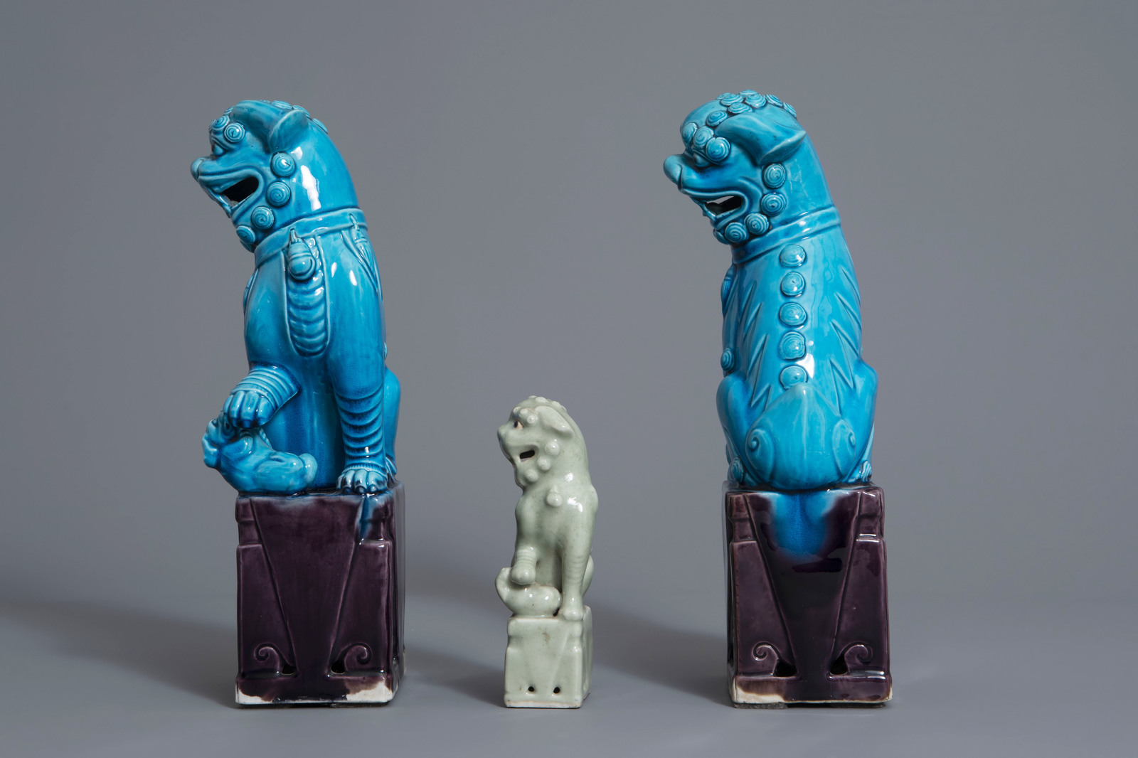 A pair of Chinese turquoise glazed models of Buddhist lions and one in celadon, 19th/20th C. - Image 5 of 7