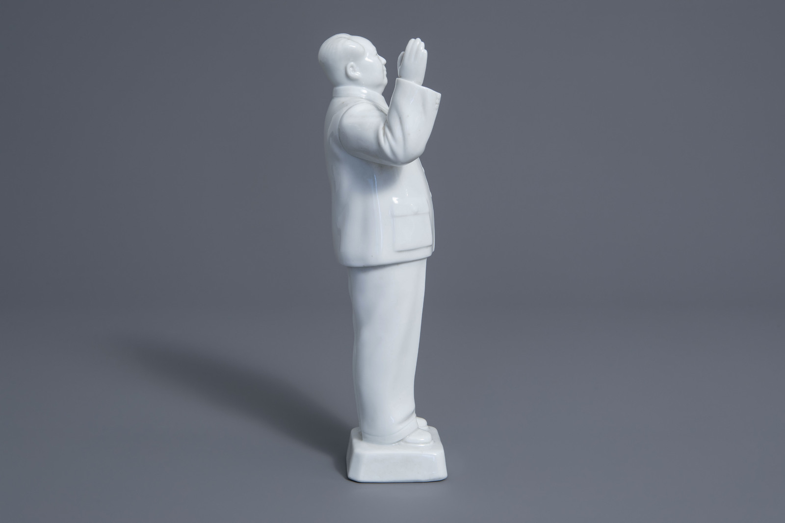 A tall Chinese Cultural Revolution figure of Mao Zedong waving, 20th C. - Image 3 of 7