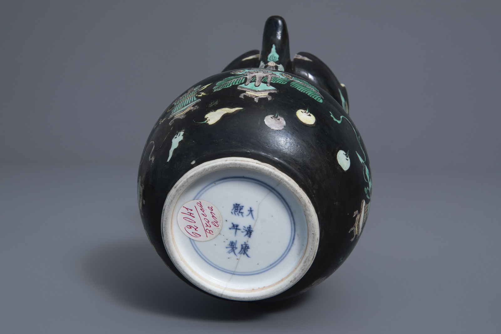 A Chinese famille noire jug with antiquities design, Kangxi mark, 19th C. - Image 2 of 7