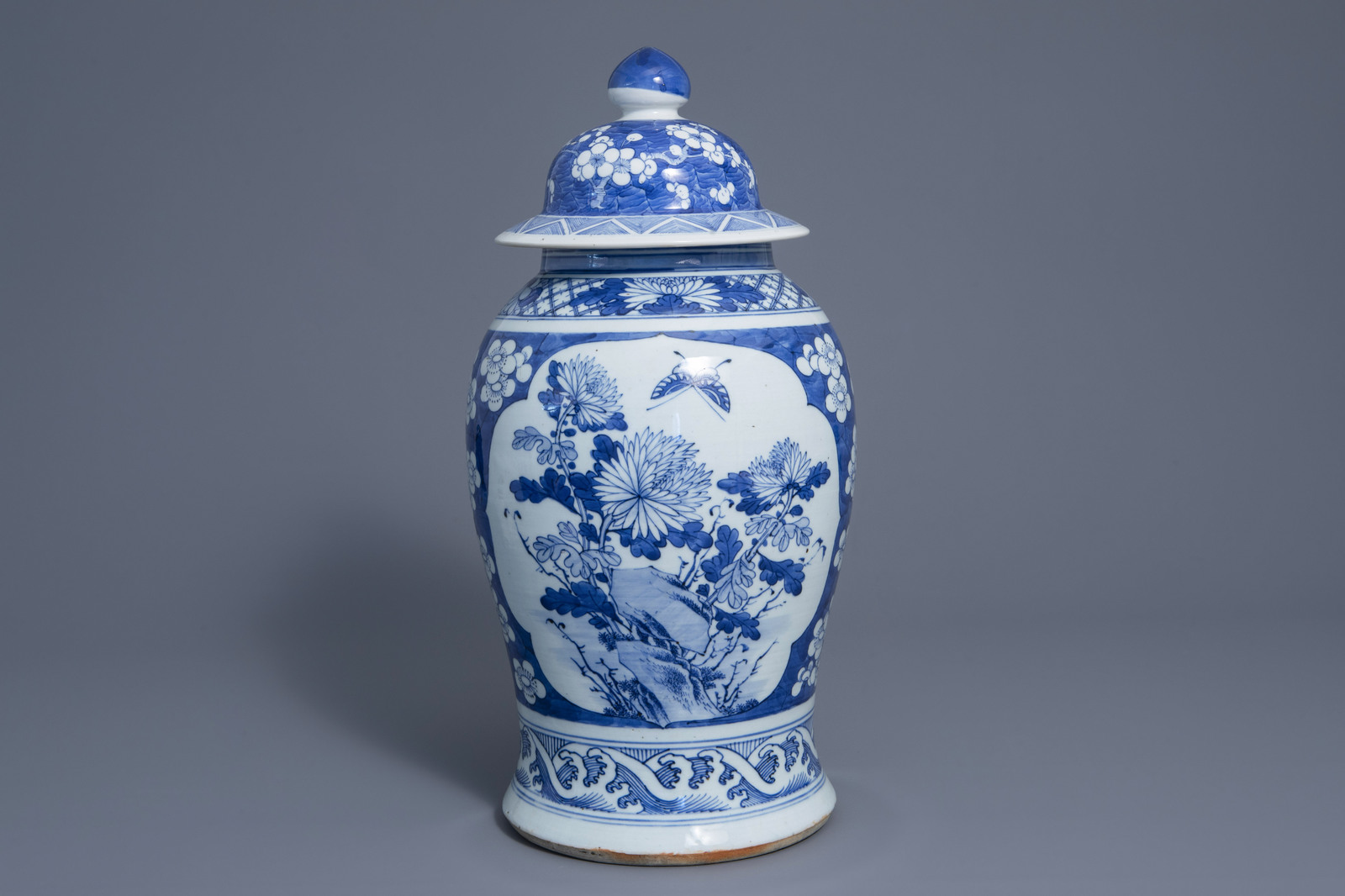 Three Chinese blue and white vases and a brush pot, 19th/20th C. - Image 4 of 19