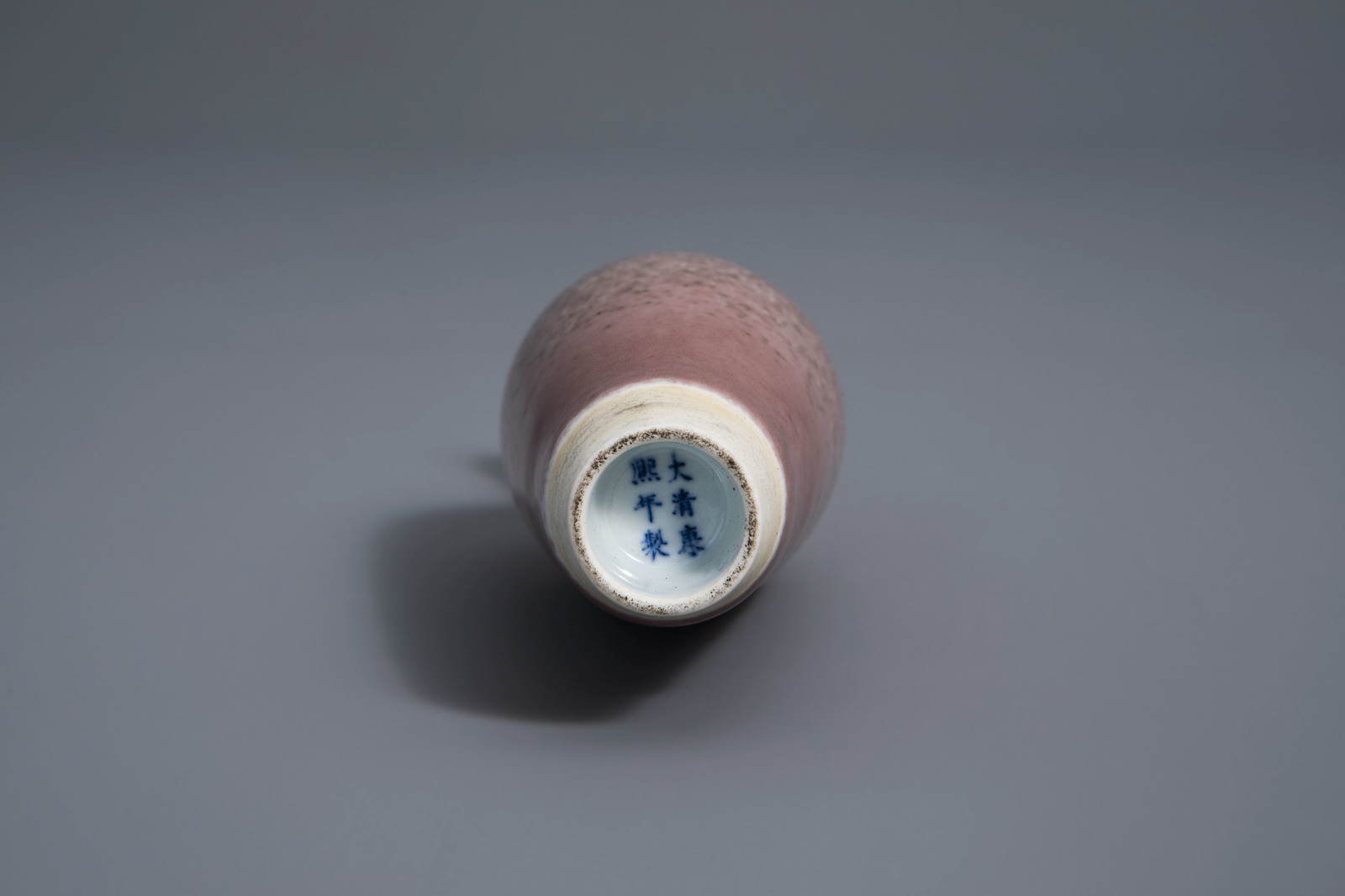 A Chinese monochrome 'peach bloom' glazed vase, Kangxi mark, Republic, 20th C. - Image 7 of 7