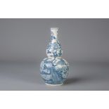 A Chinese blue and white double gourd vase decorated with phoenixes, 19th C.