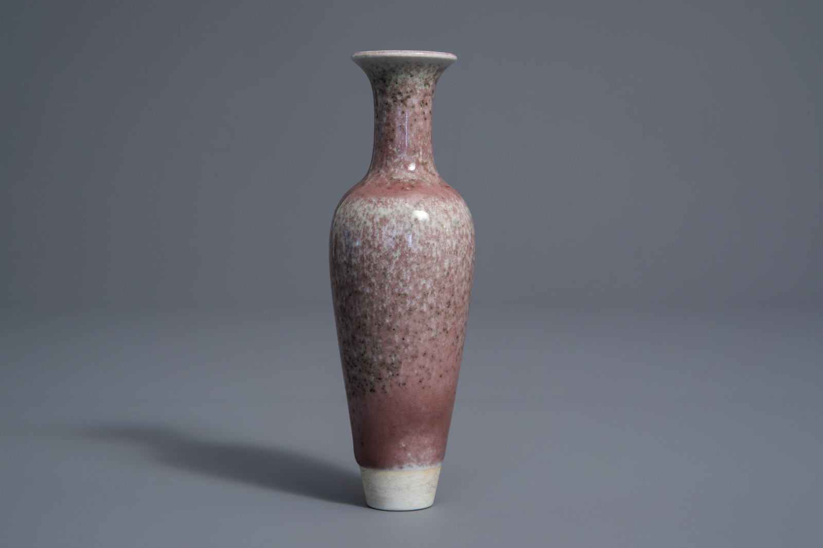 A Chinese monochrome 'peach bloom' glazed vase, Kangxi mark, Republic, 20th C. - Image 4 of 7