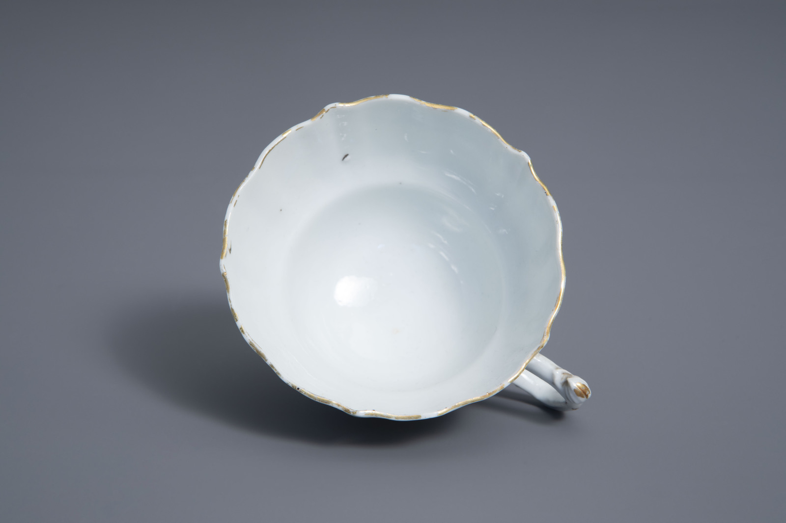 A Chinese famille rose export 'Flora and Zephyr' cup and saucer, Qianlong - Image 8 of 9