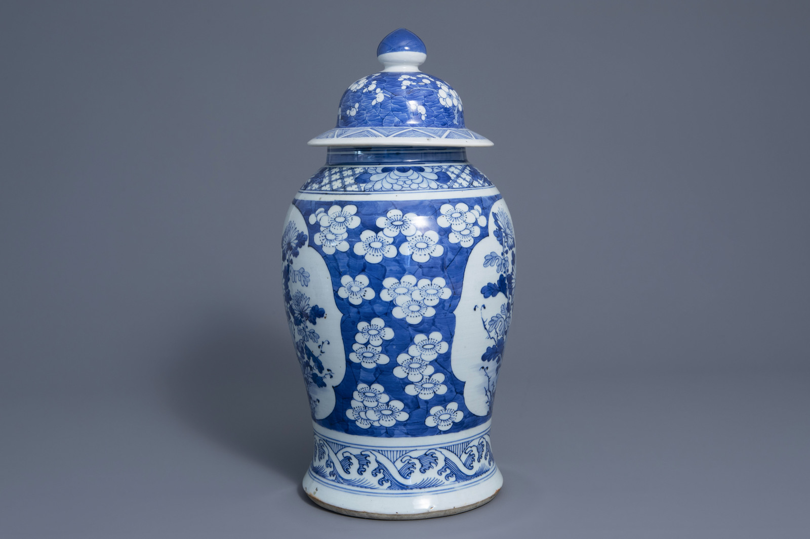 Three Chinese blue and white vases and a brush pot, 19th/20th C. - Image 5 of 19