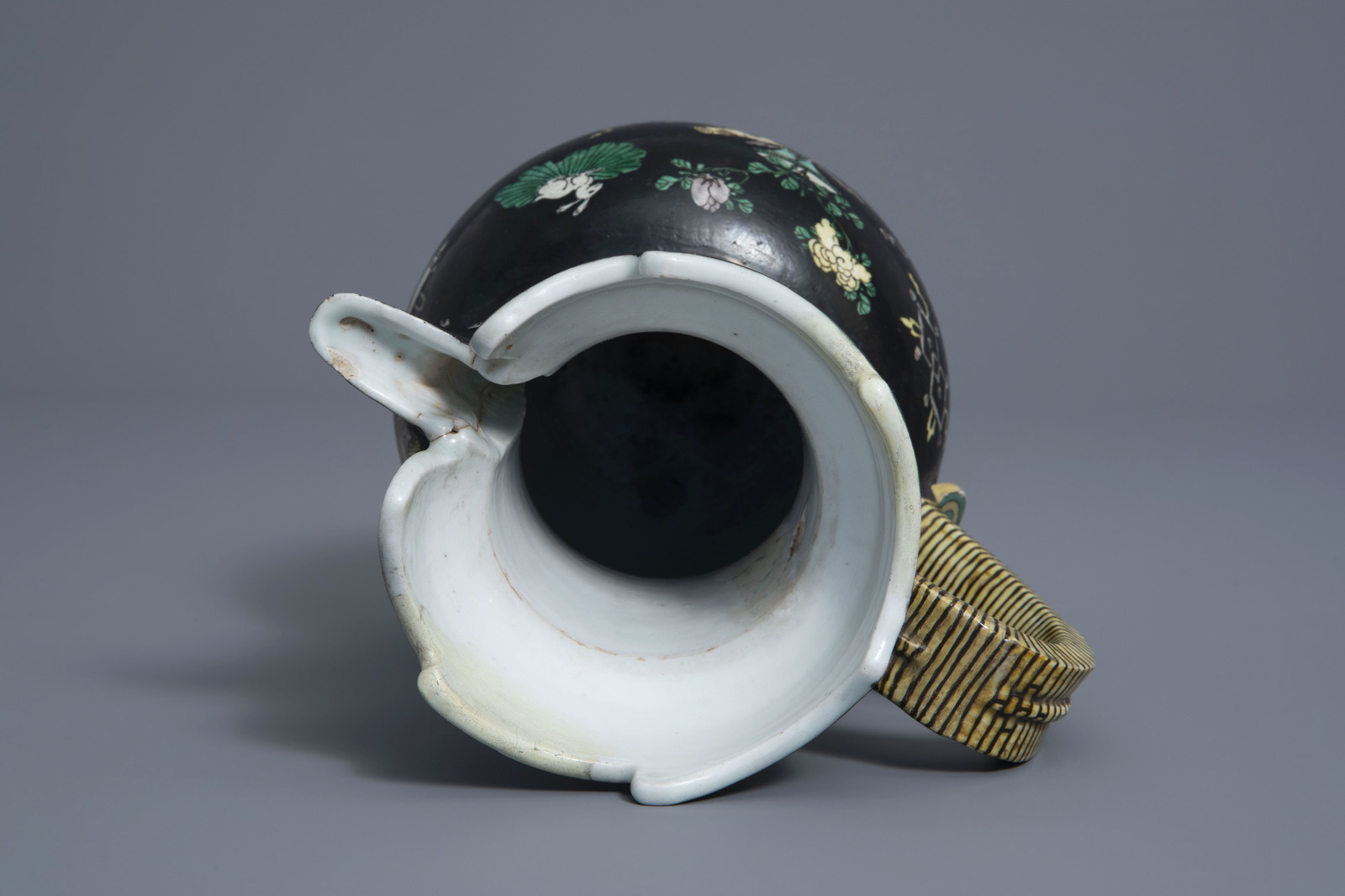 A Chinese famille noire jug with antiquities design, Kangxi mark, 19th C. - Image 3 of 7