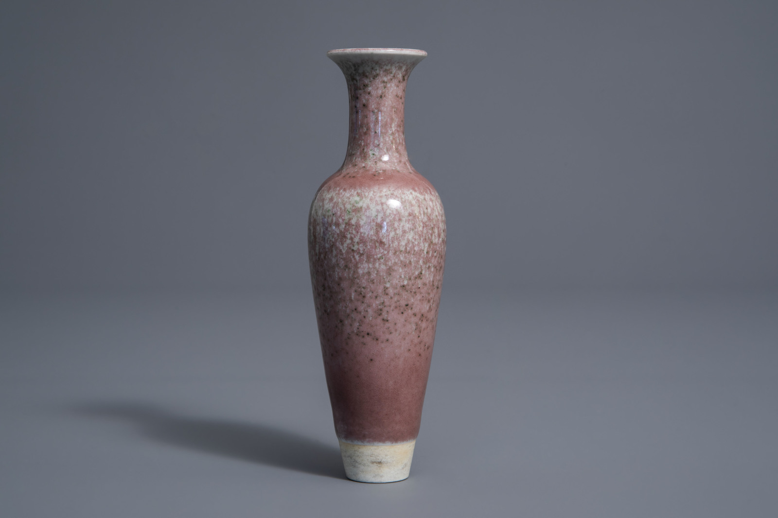 A Chinese monochrome 'peach bloom' glazed vase, Kangxi mark, Republic, 20th C. - Image 3 of 7