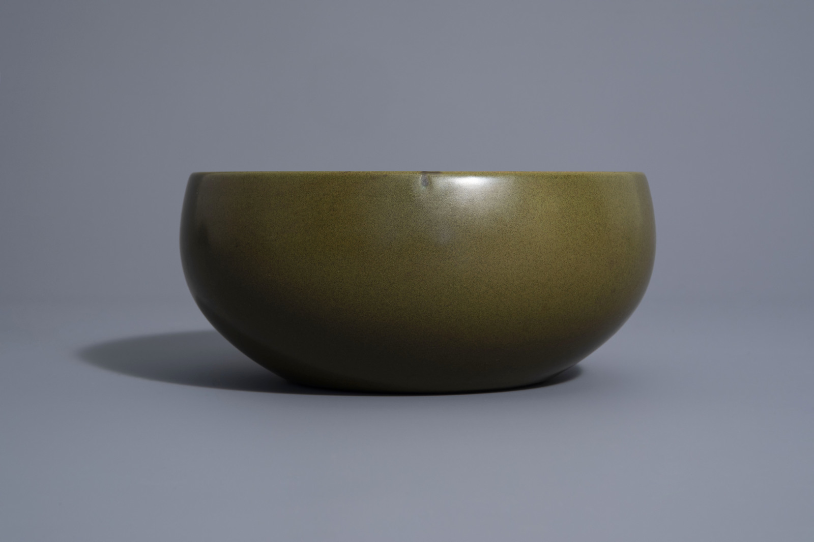 A Chinese monochrome 'teadust' glazed bowl, Qianlong mark, 19th/20th C. - Image 3 of 6