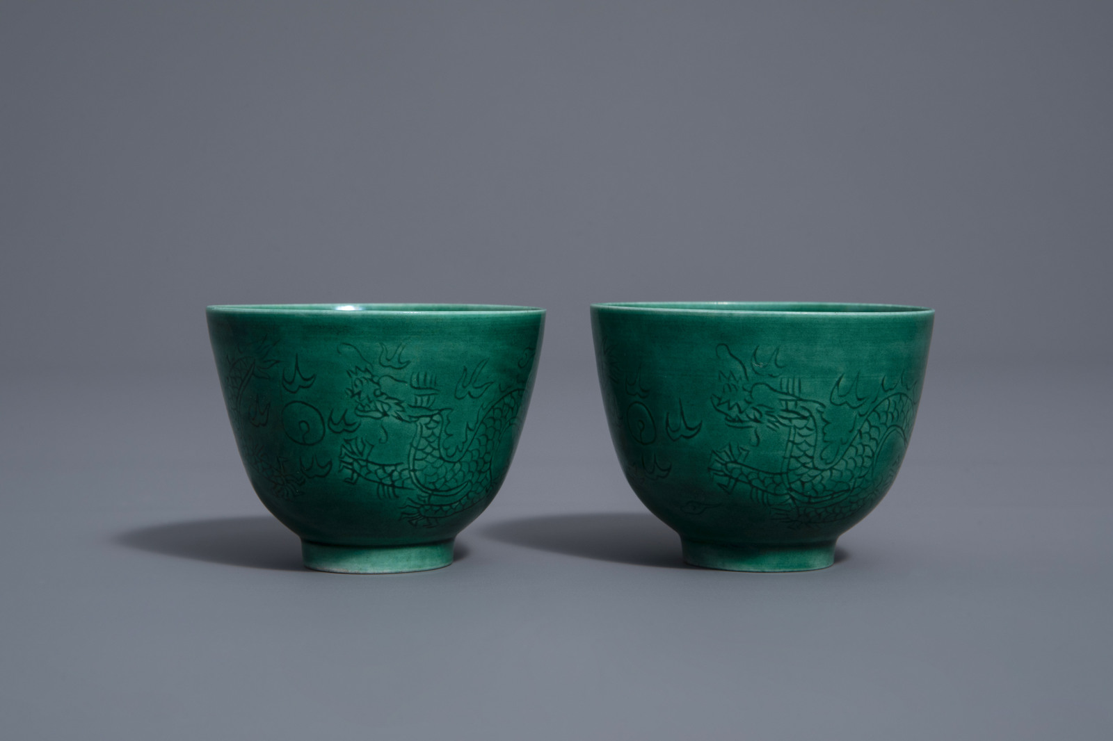 Four Chinese monochrome green vases and cups, 19th/20th C. - Image 10 of 13