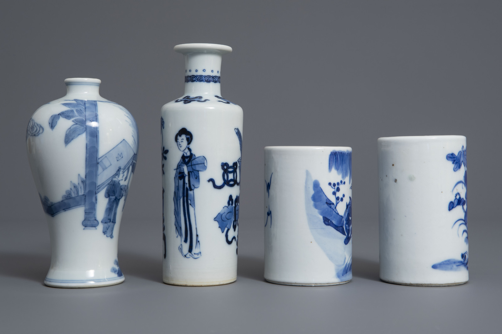 Two Chinese blue and white vases and two brush pots, 19th/20th C. - Image 3 of 7