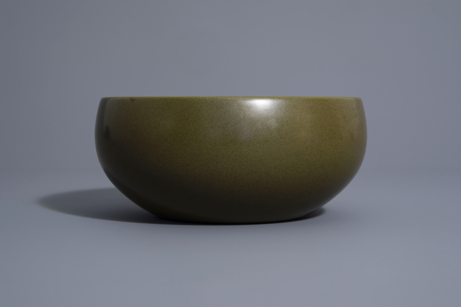 A Chinese monochrome 'teadust' glazed bowl, Qianlong mark, 19th/20th C. - Image 2 of 6