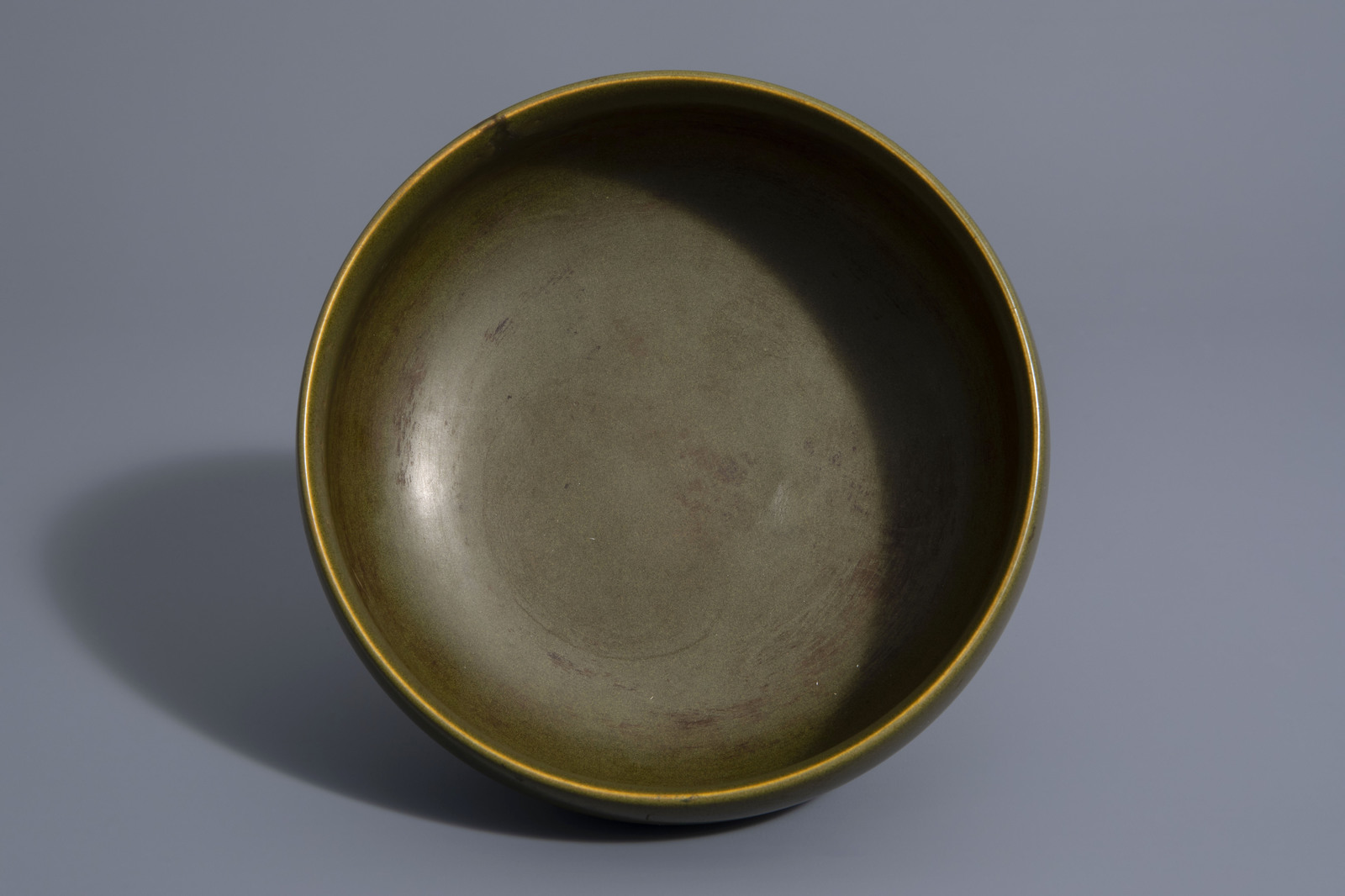 A Chinese monochrome 'teadust' glazed bowl, Qianlong mark, 19th/20th C. - Image 5 of 6