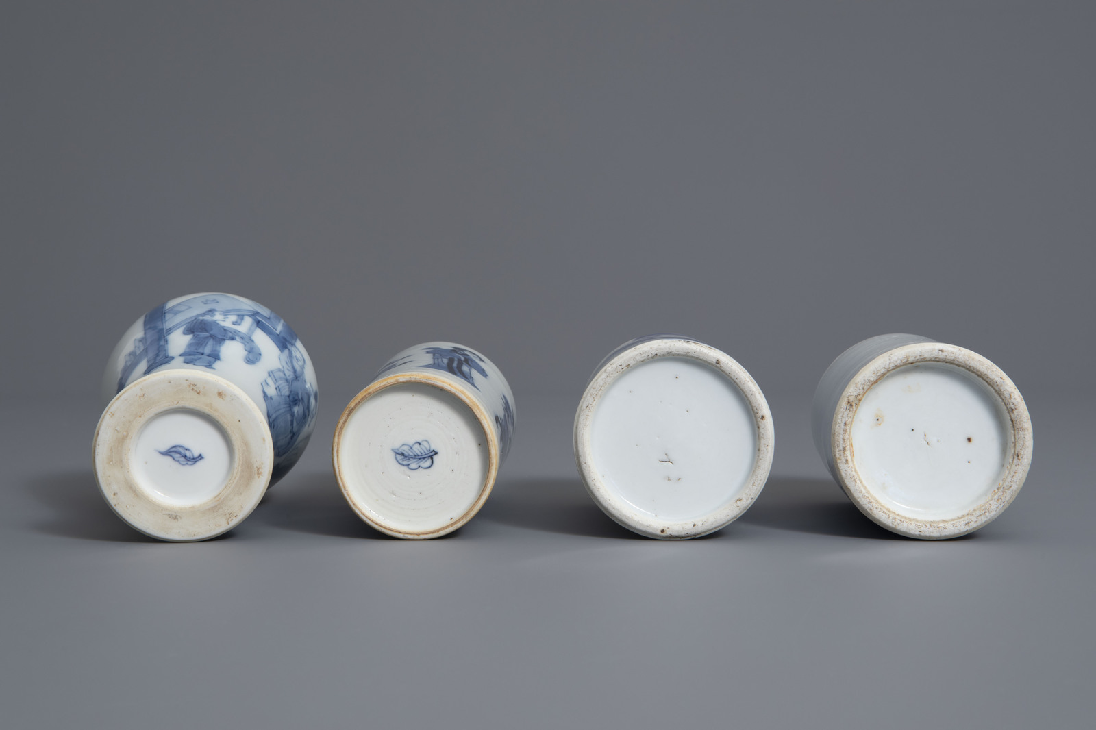 Two Chinese blue and white vases and two brush pots, 19th/20th C. - Image 7 of 7