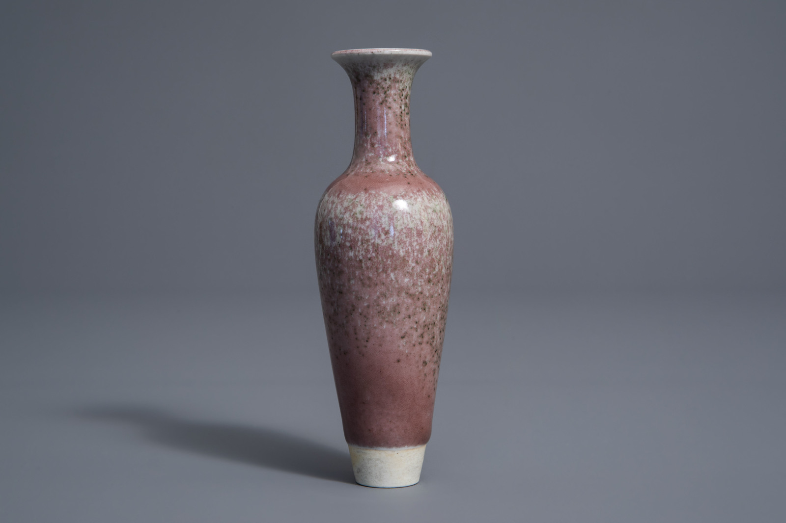 A Chinese monochrome 'peach bloom' glazed vase, Kangxi mark, Republic, 20th C. - Image 2 of 7