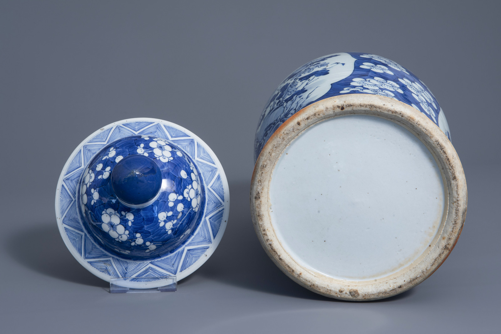 Three Chinese blue and white vases and a brush pot, 19th/20th C. - Image 7 of 19