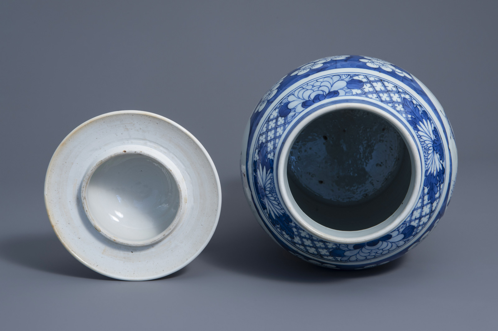 Three Chinese blue and white vases and a brush pot, 19th/20th C. - Image 6 of 19