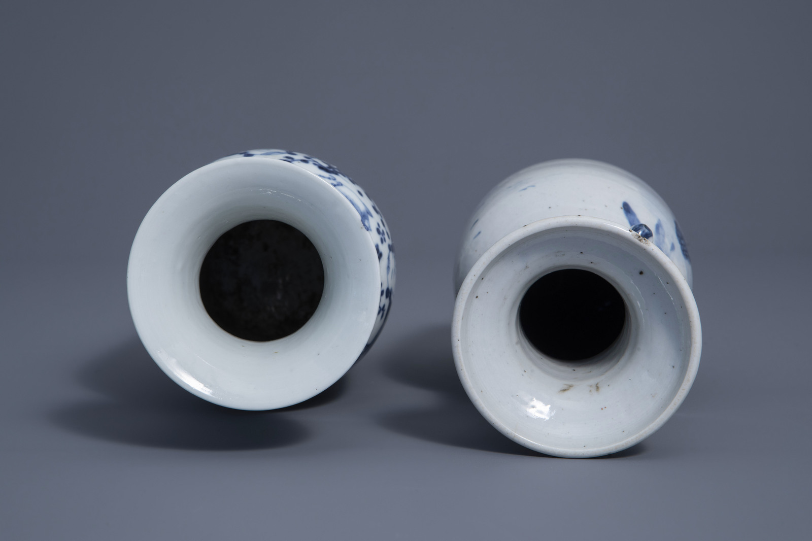 Three Chinese blue and white vases and a brush pot, 19th/20th C. - Image 18 of 19