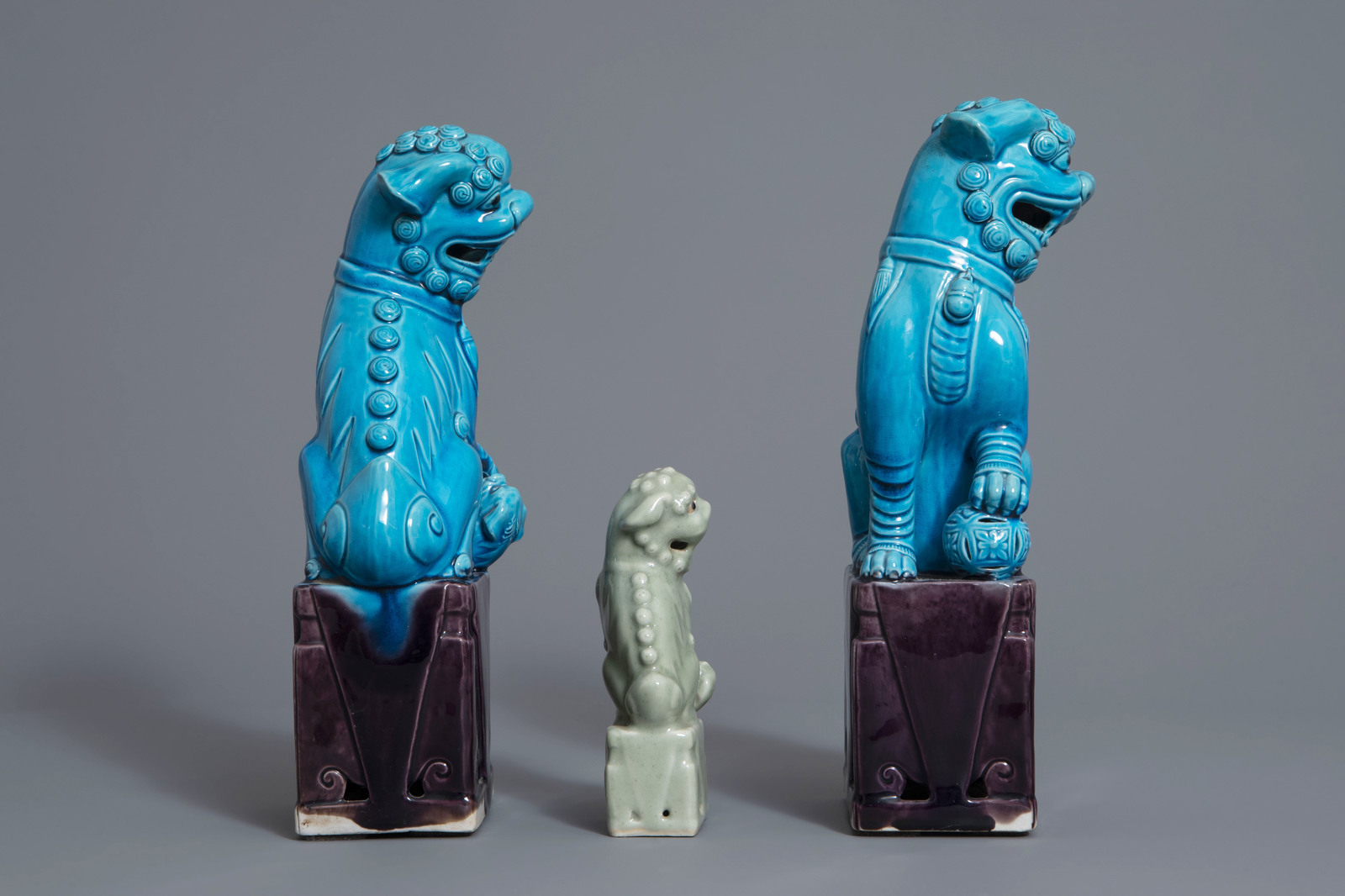 A pair of Chinese turquoise glazed models of Buddhist lions and one in celadon, 19th/20th C. - Image 3 of 7