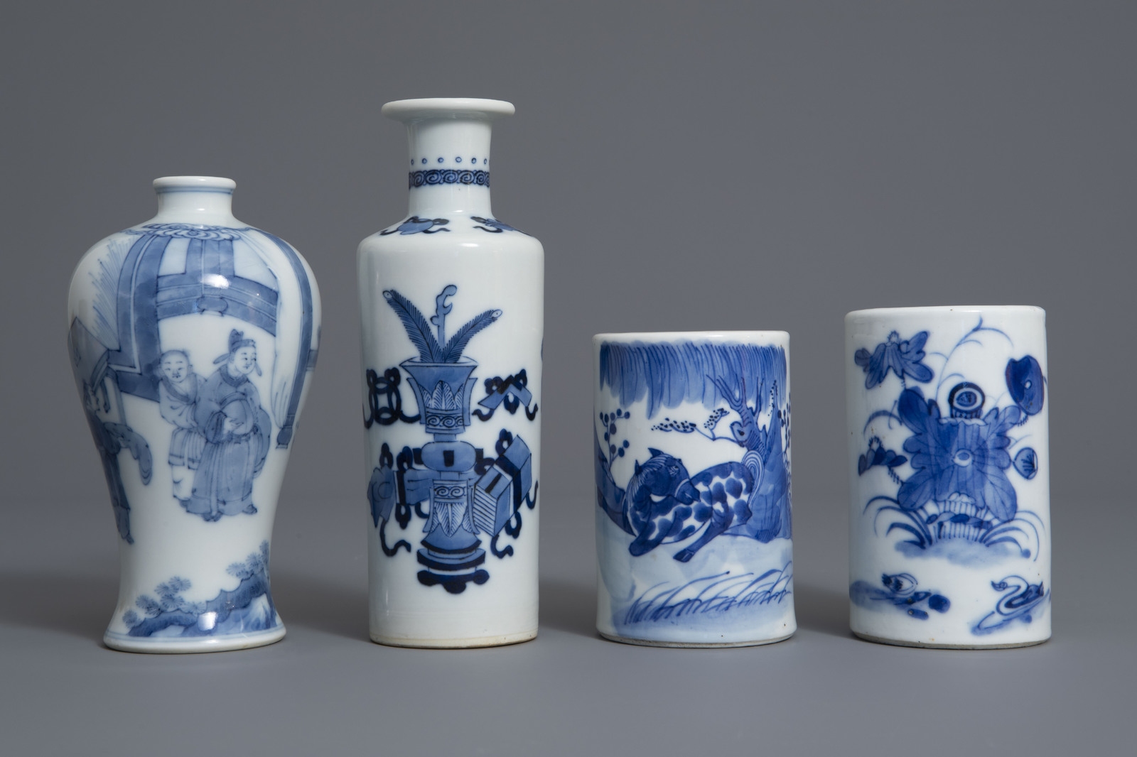 Two Chinese blue and white vases and two brush pots, 19th/20th C. - Image 2 of 7