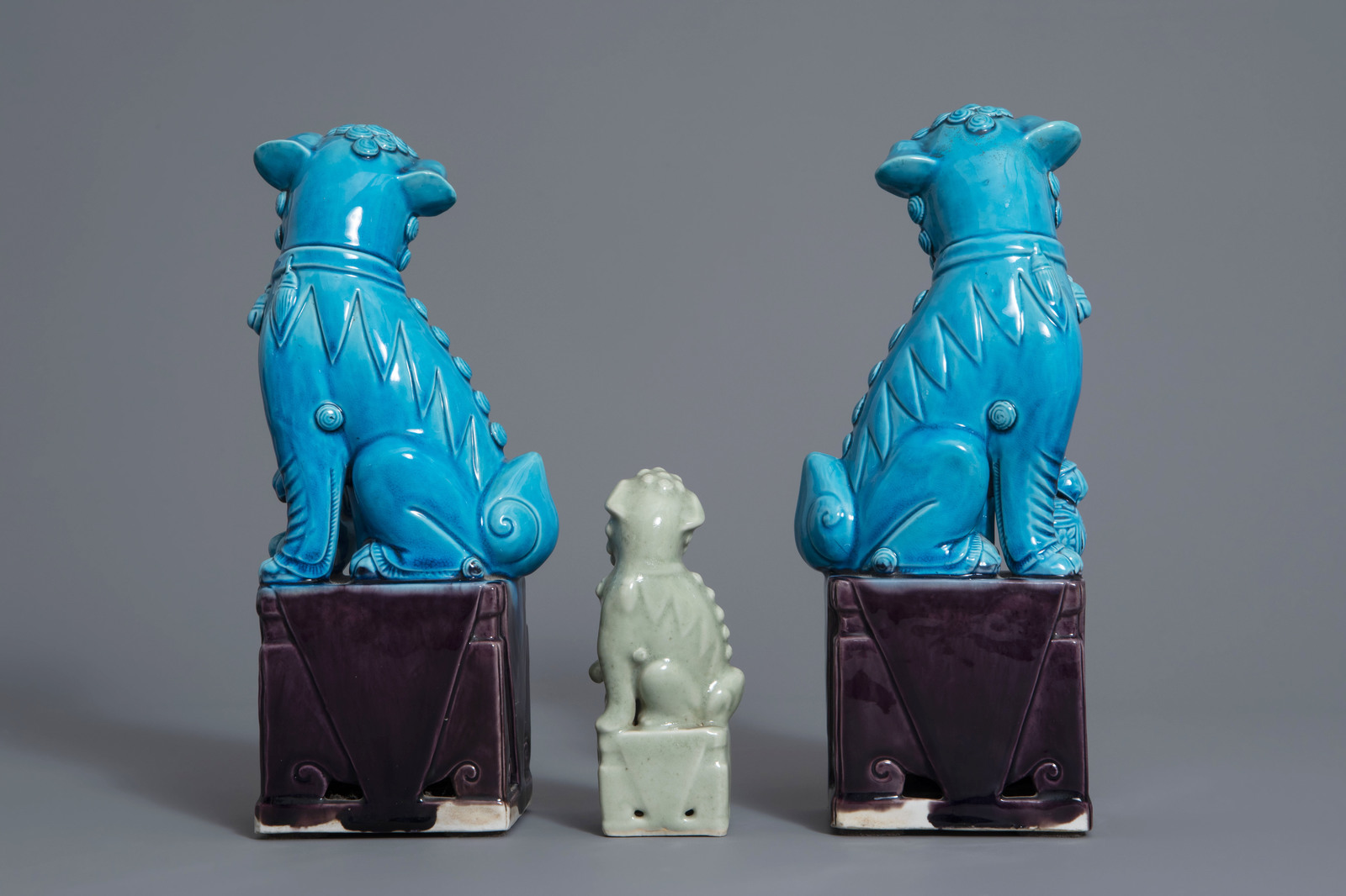A pair of Chinese turquoise glazed models of Buddhist lions and one in celadon, 19th/20th C. - Image 4 of 7