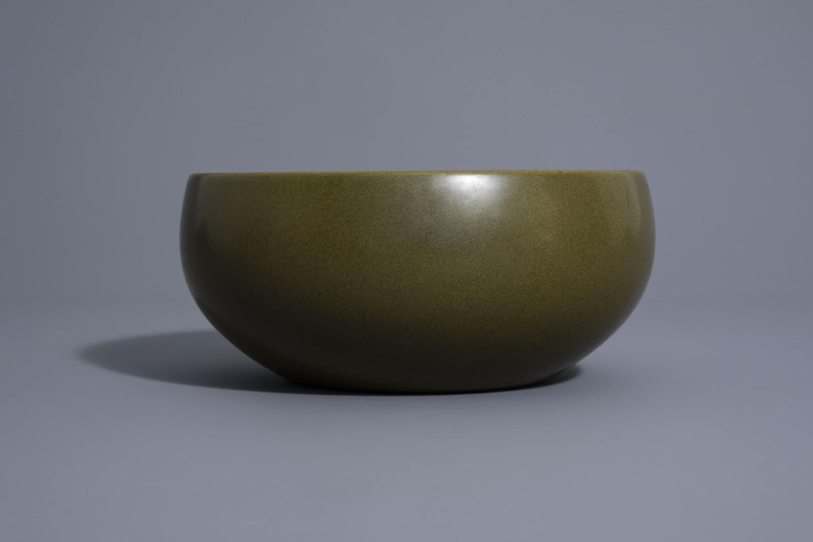 A Chinese monochrome 'teadust' glazed bowl, Qianlong mark, 19th/20th C. - Image 4 of 6