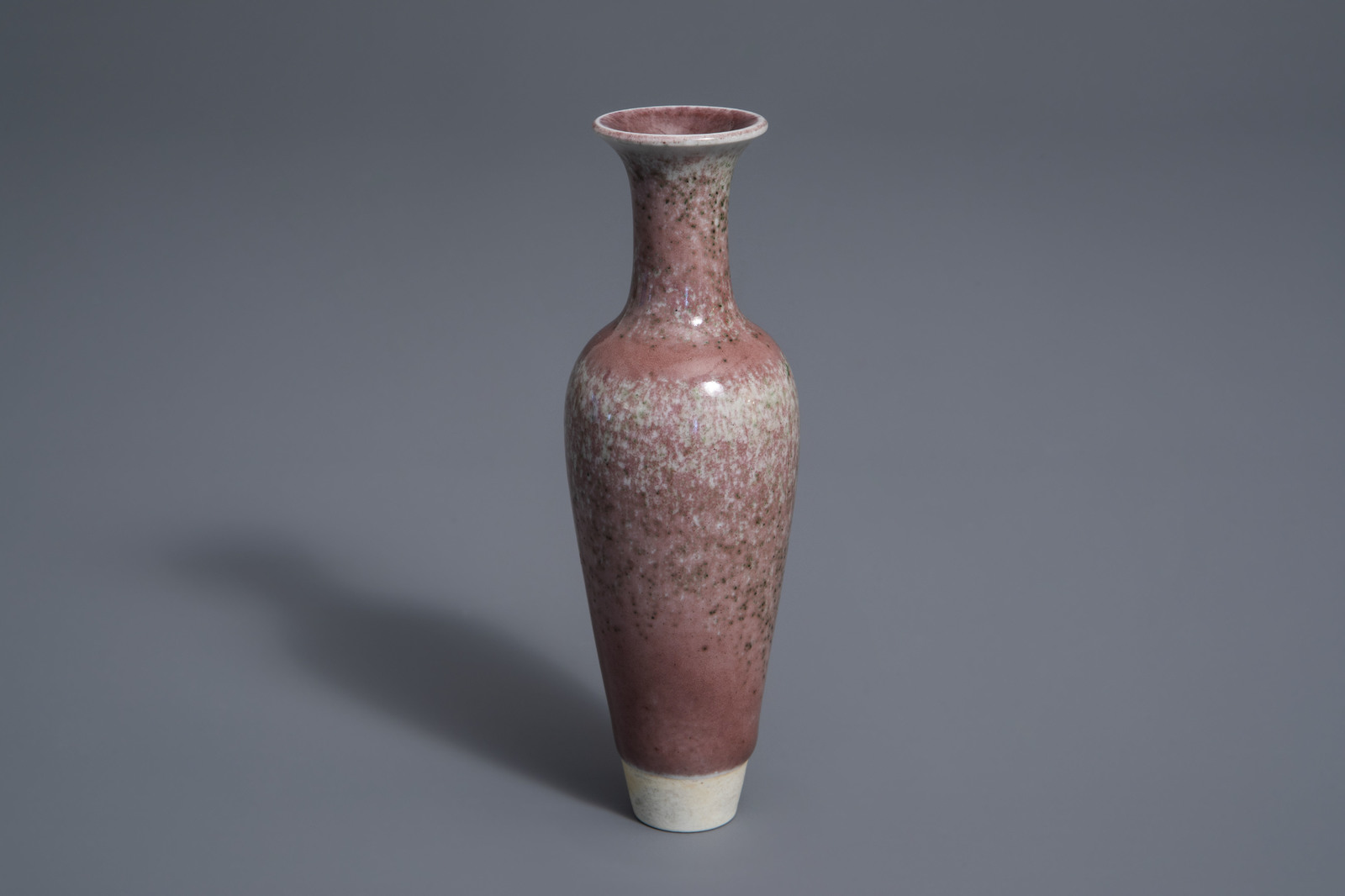 A Chinese monochrome 'peach bloom' glazed vase, Kangxi mark, Republic, 20th C.