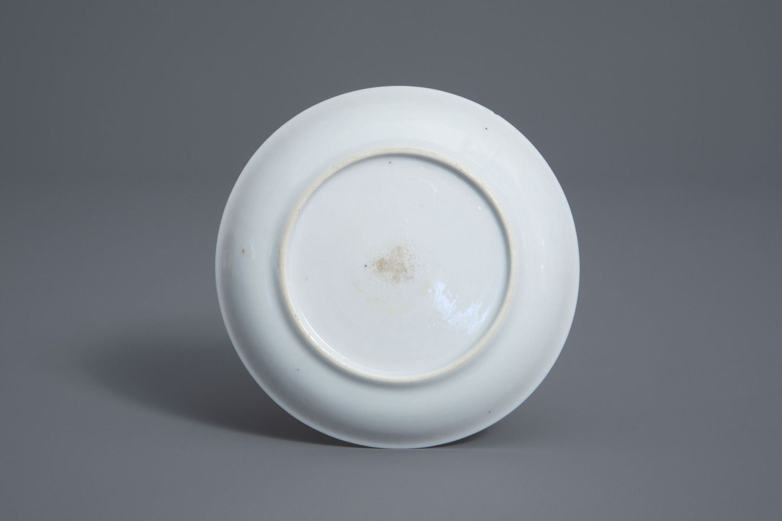 A Chinese Imari export saucer with 'Dames au Parasol' after Cornelis Pronk, Qianlong - Image 2 of 2