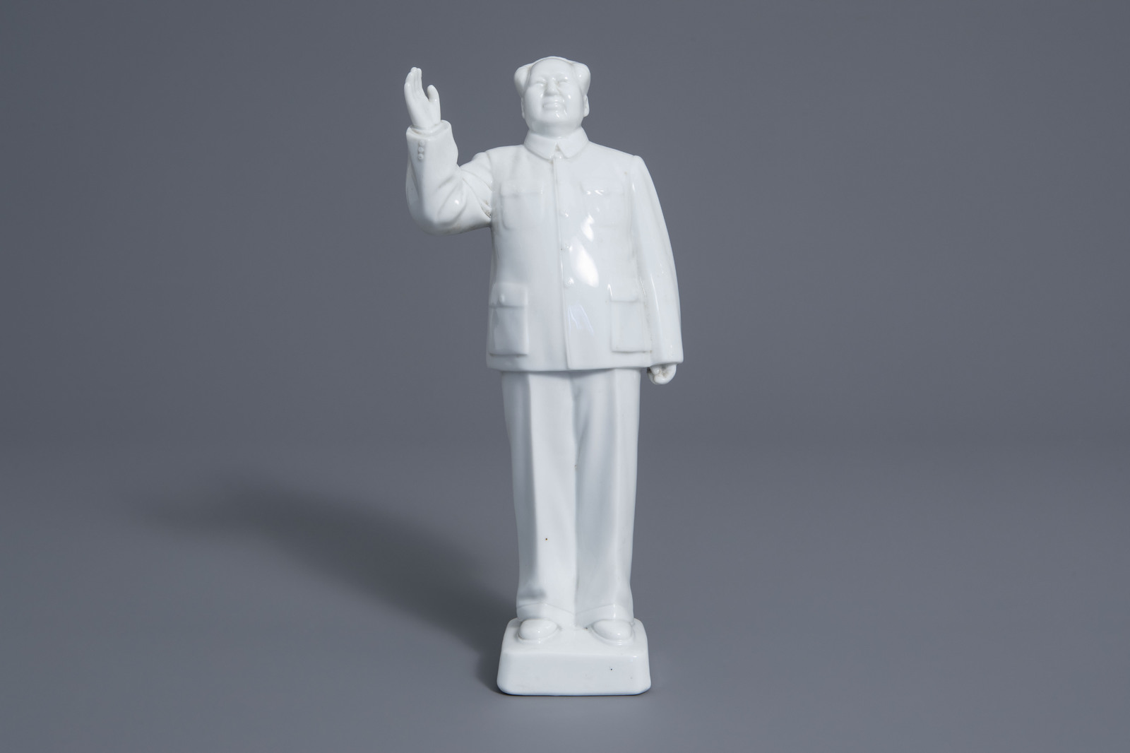 A tall Chinese Cultural Revolution figure of Mao Zedong waving, 20th C. - Image 2 of 7