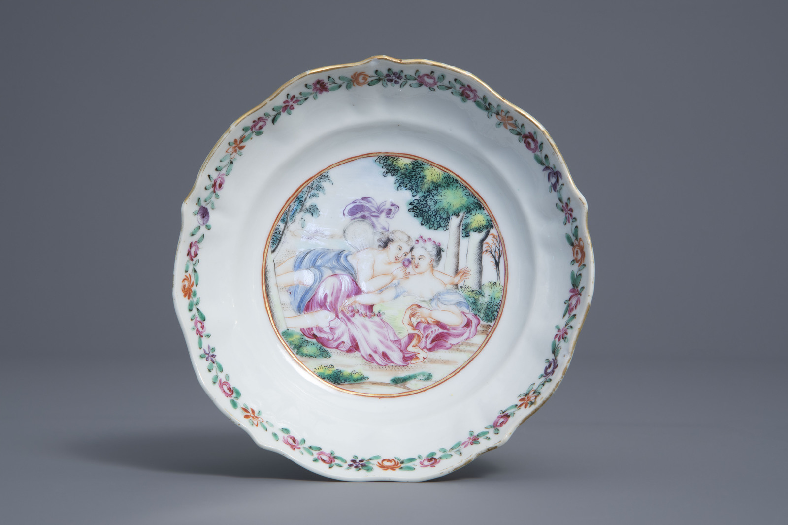 A Chinese famille rose export 'Flora and Zephyr' cup and saucer, Qianlong - Image 2 of 9