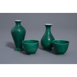 Four Chinese monochrome green vases and cups, 19th/20th C.