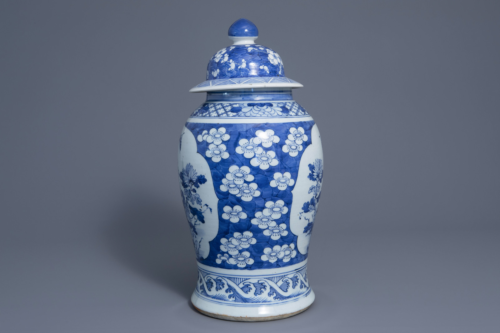 Three Chinese blue and white vases and a brush pot, 19th/20th C. - Image 3 of 19