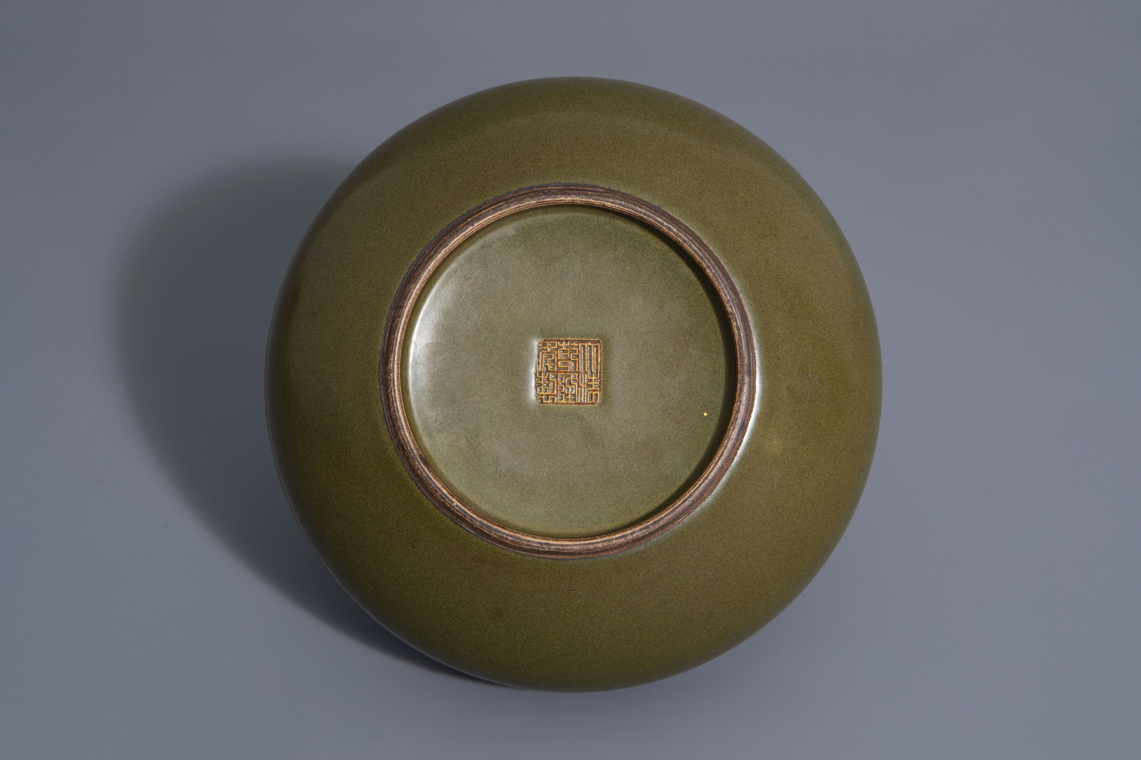 A Chinese monochrome 'teadust' glazed bowl, Qianlong mark, 19th/20th C. - Image 6 of 6