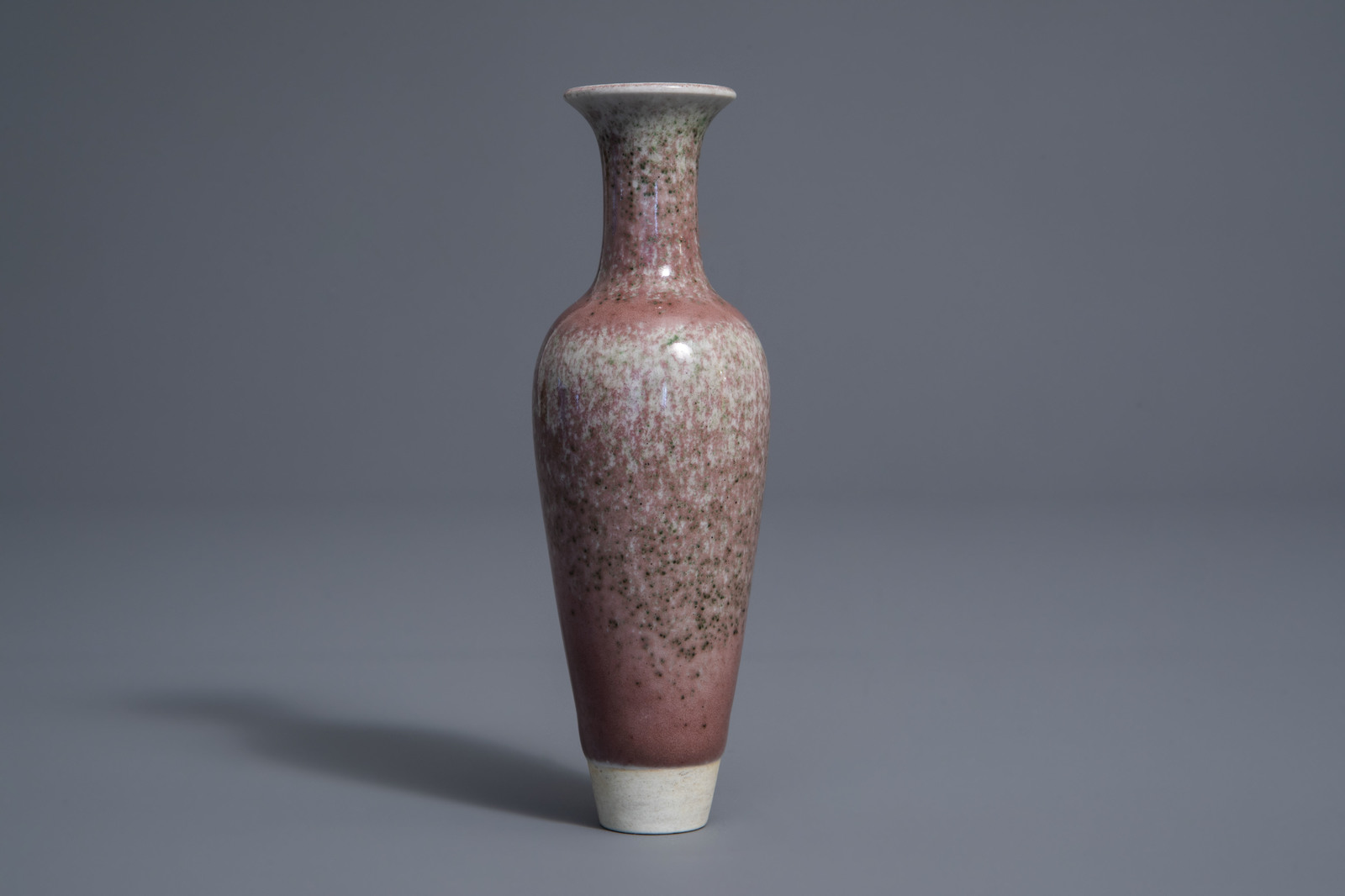 A Chinese monochrome 'peach bloom' glazed vase, Kangxi mark, Republic, 20th C. - Image 5 of 7