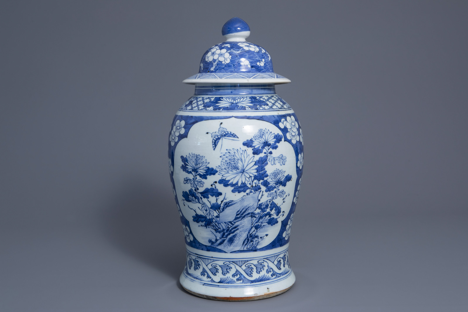 Three Chinese blue and white vases and a brush pot, 19th/20th C. - Image 2 of 19