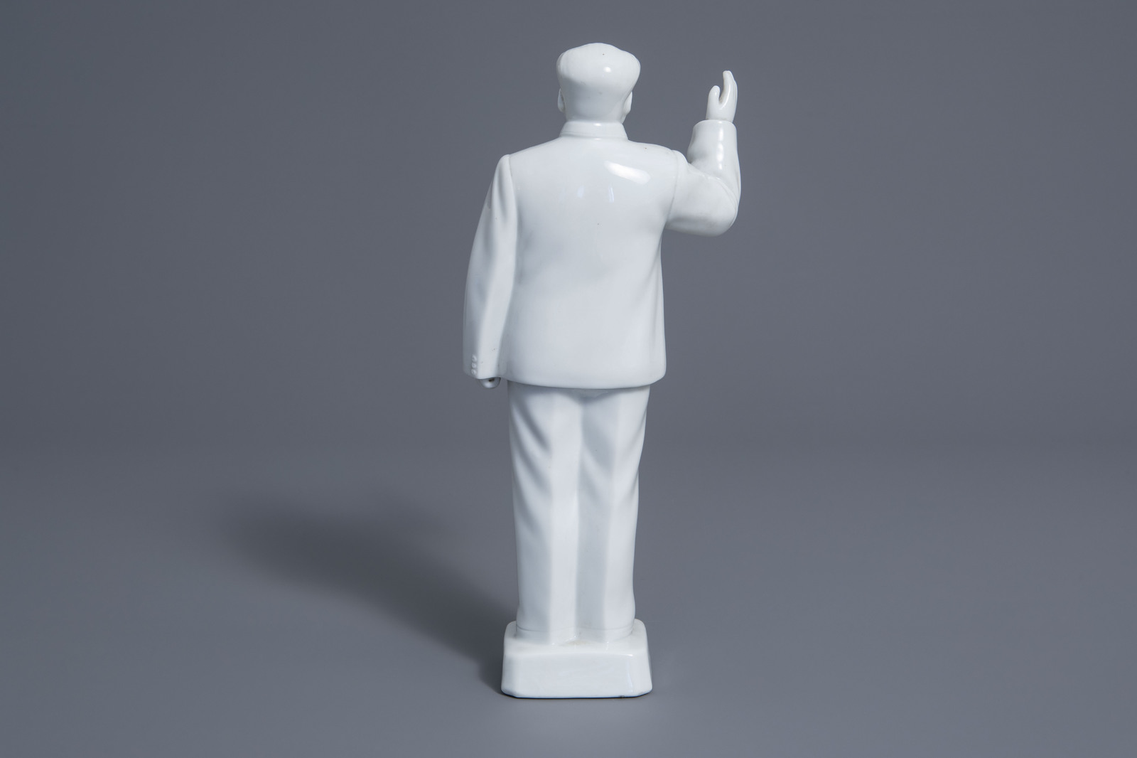 A tall Chinese Cultural Revolution figure of Mao Zedong waving, 20th C. - Image 4 of 7