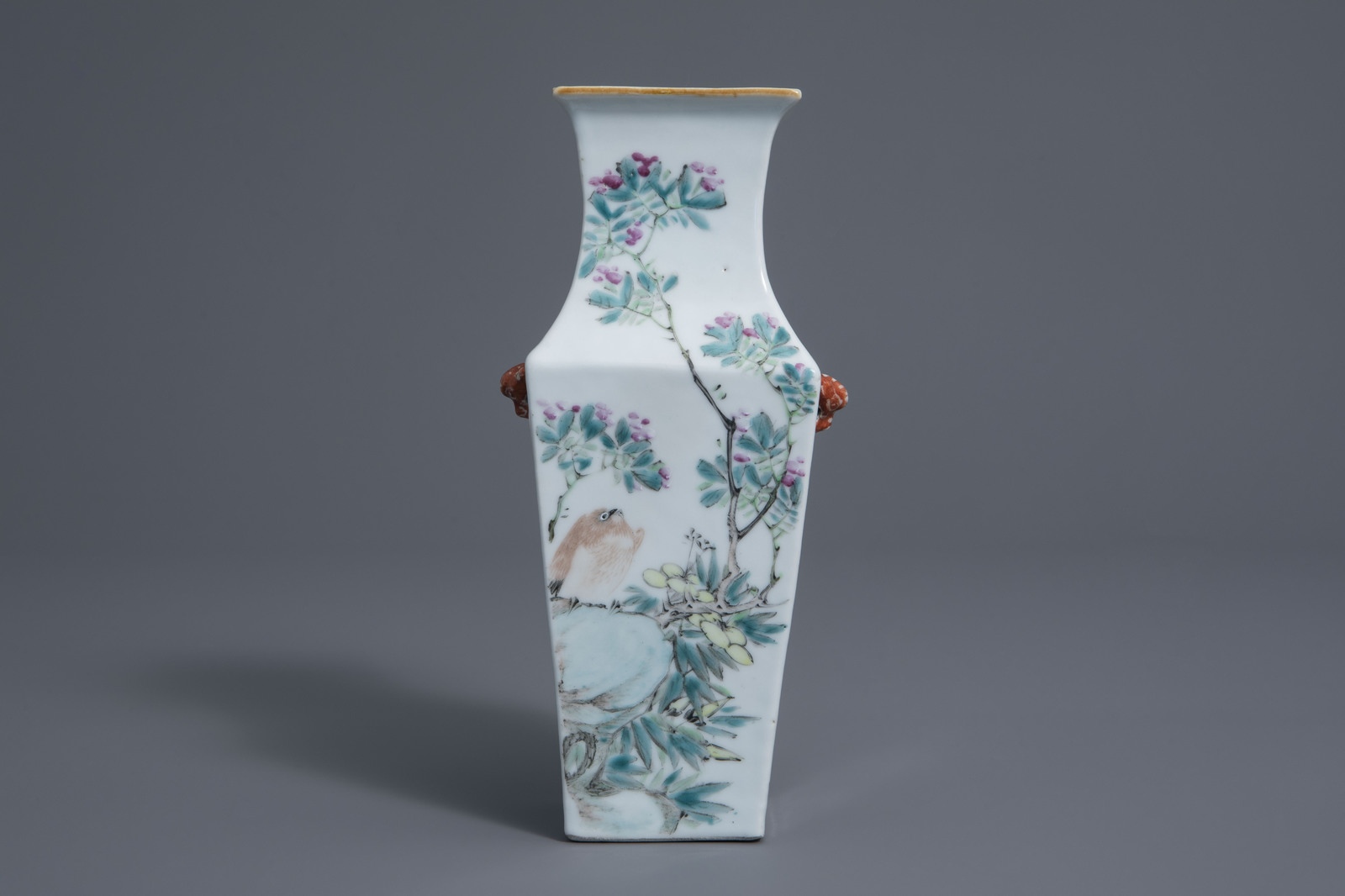 A square Chinese qianjiang cai vase with birds and blossoms, 19th/20th C. - Image 2 of 7