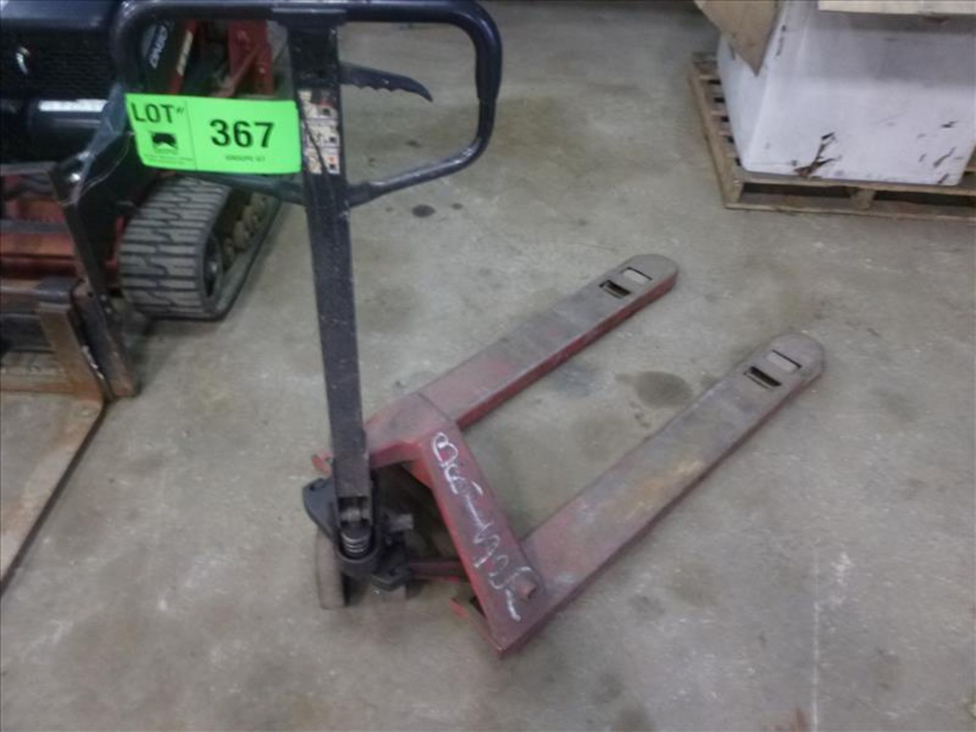 King hydraulic pallet truck (located at 164 Rue Strathcona)