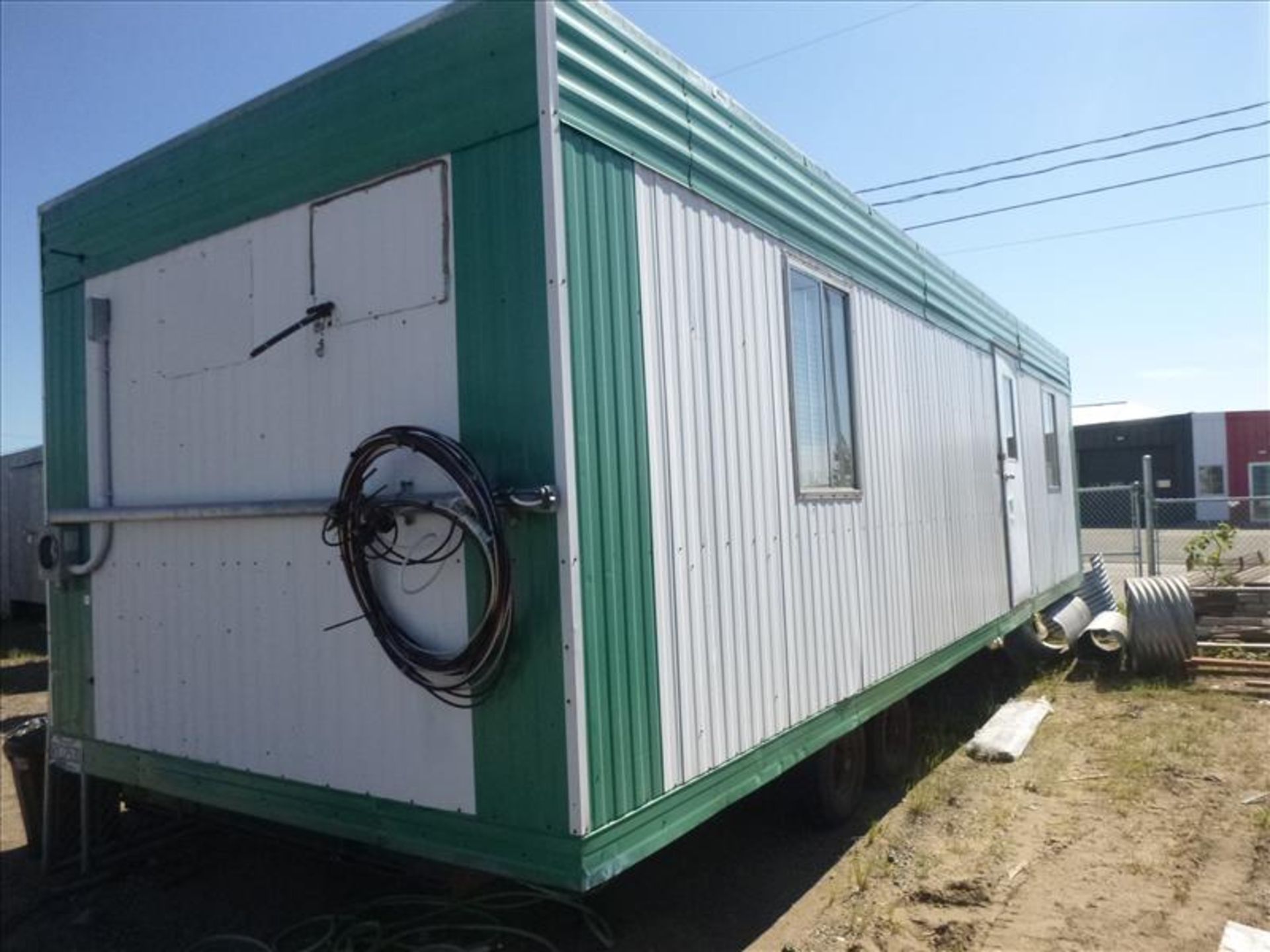office trailer, tandem-axle, 10 ft. x 32 ft. (located at 166 Rue Maltais)