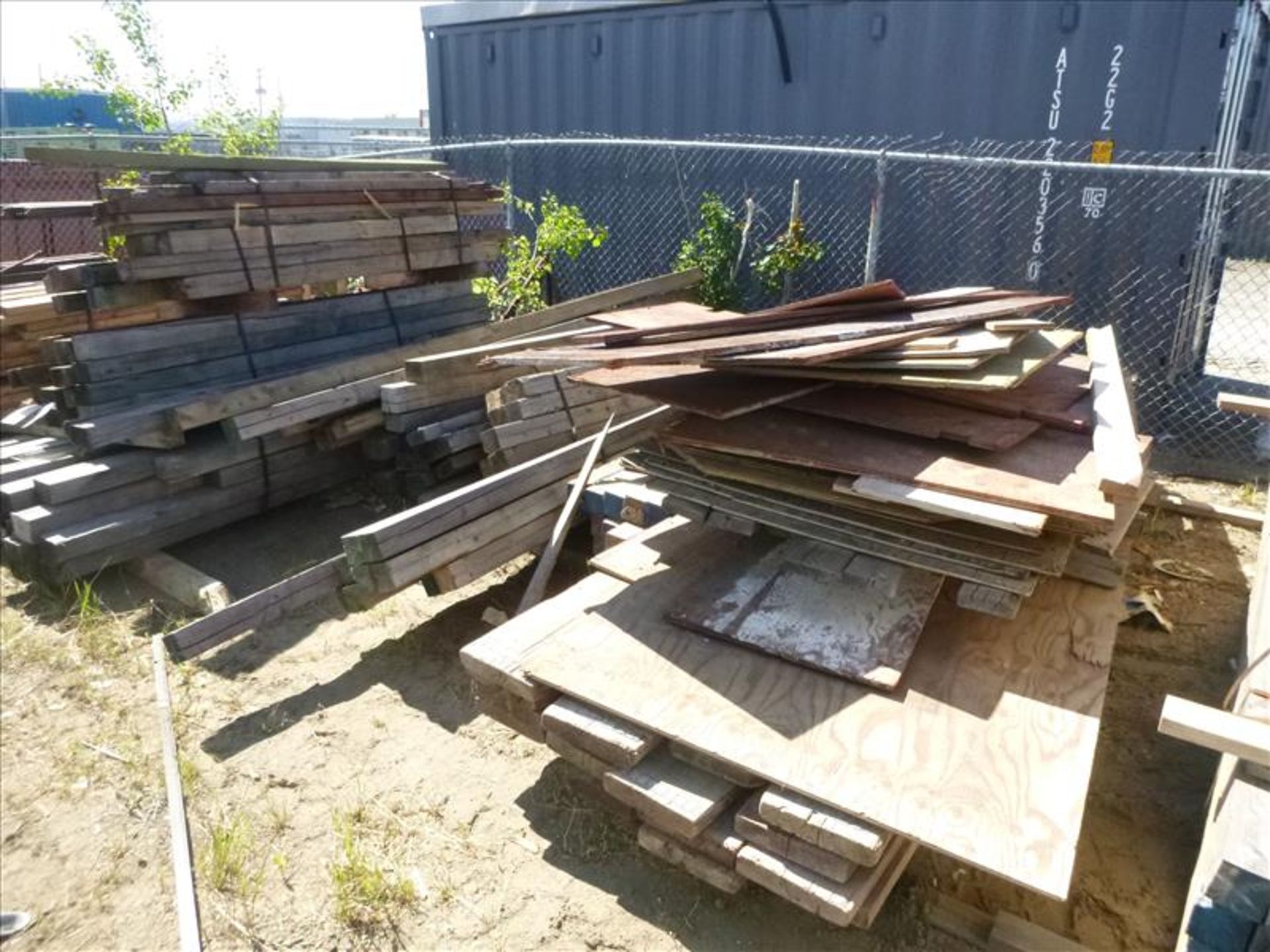 large quantity of misc. lumber (located at 166 Rue Maltais) - Image 2 of 6