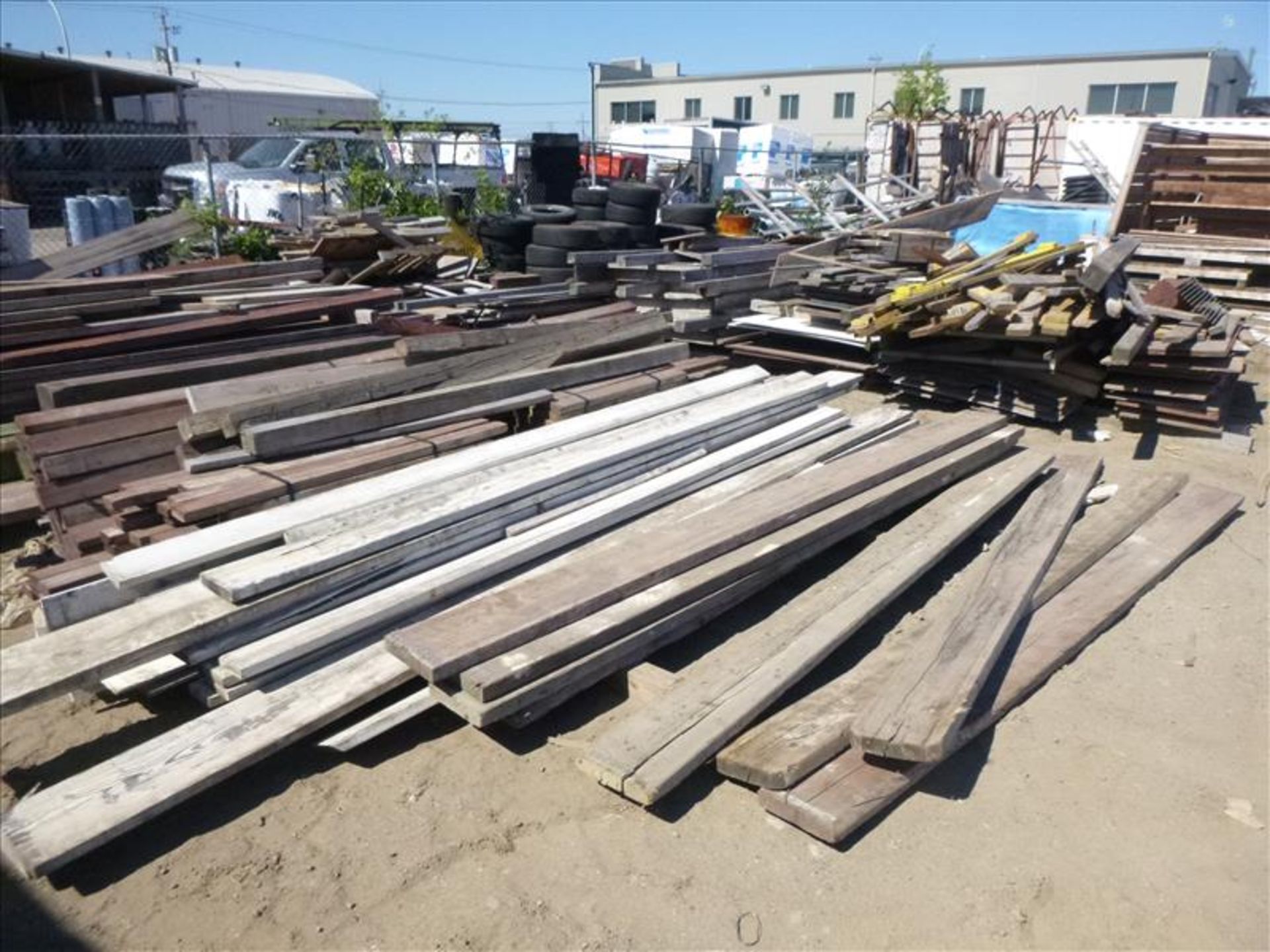 large quantity of misc. lumber (located at 166 Rue Maltais) - Image 5 of 6