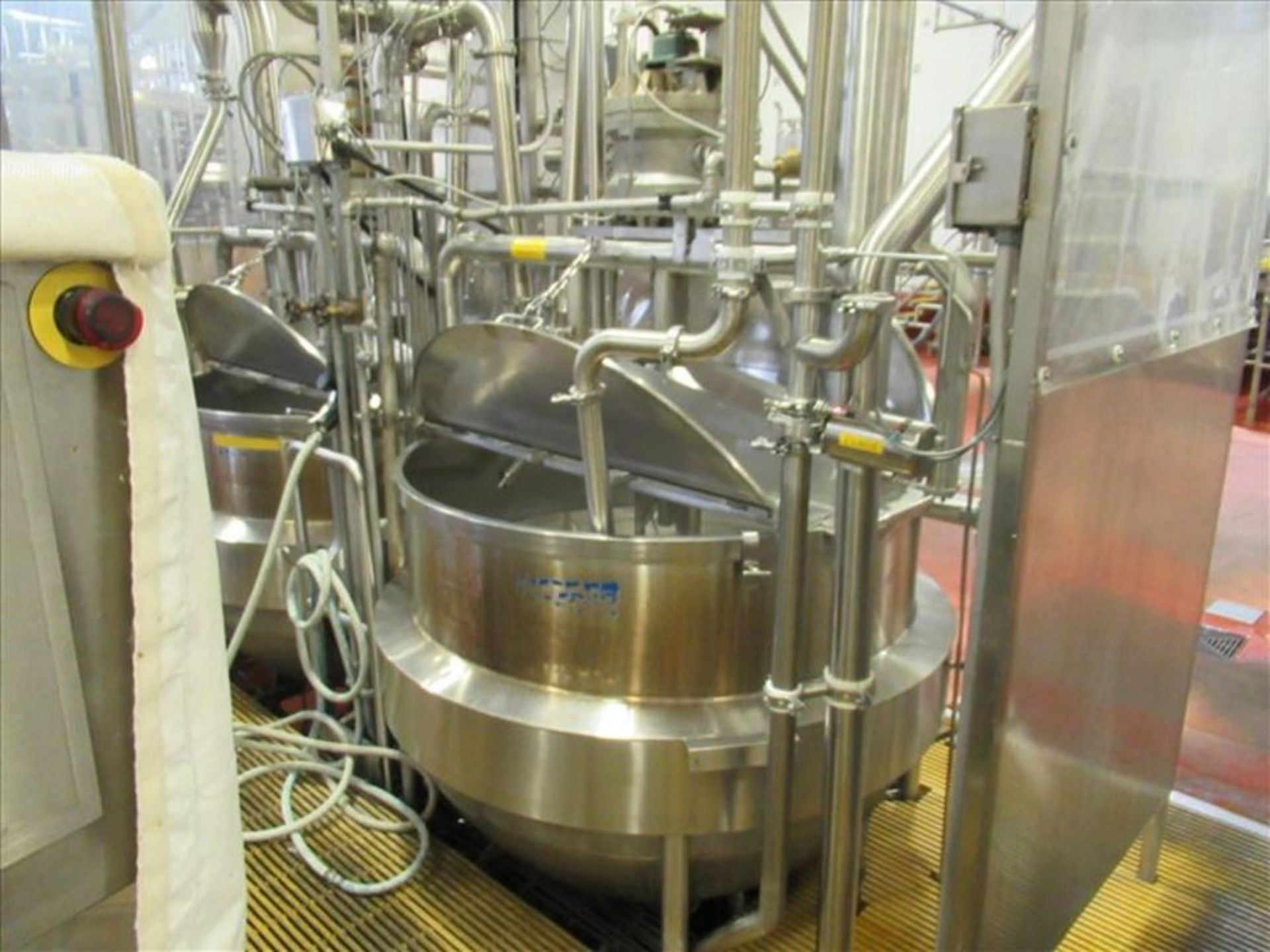 J. C. Pardo jacketed kettle ser. no. 7120-1 approx 300 gallons capacity, stainless jacketed, 50