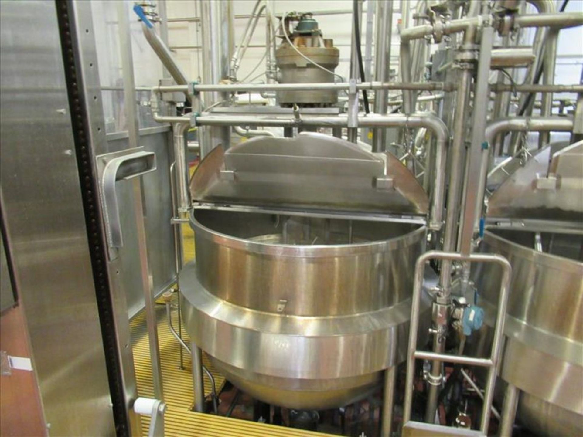 J. C. Pardo jacketed kettle ser. no. 7120-3 approx 300 gallons capacity, stainless jacketed, 50