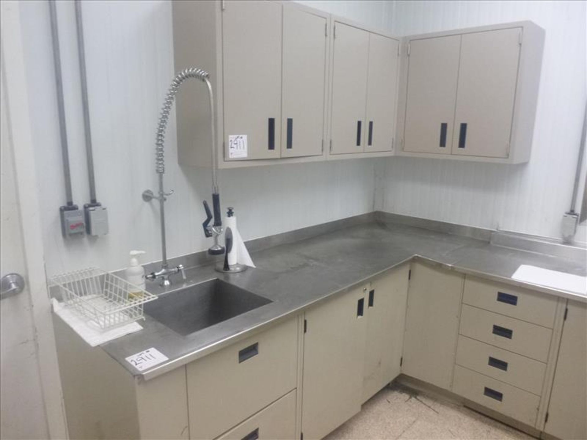 lab cabinets w/ s/s top and sink, 30 in. x 141 in. x 60 in. c/w upper cabinets [1st Floor, ACC] - Image 2 of 3