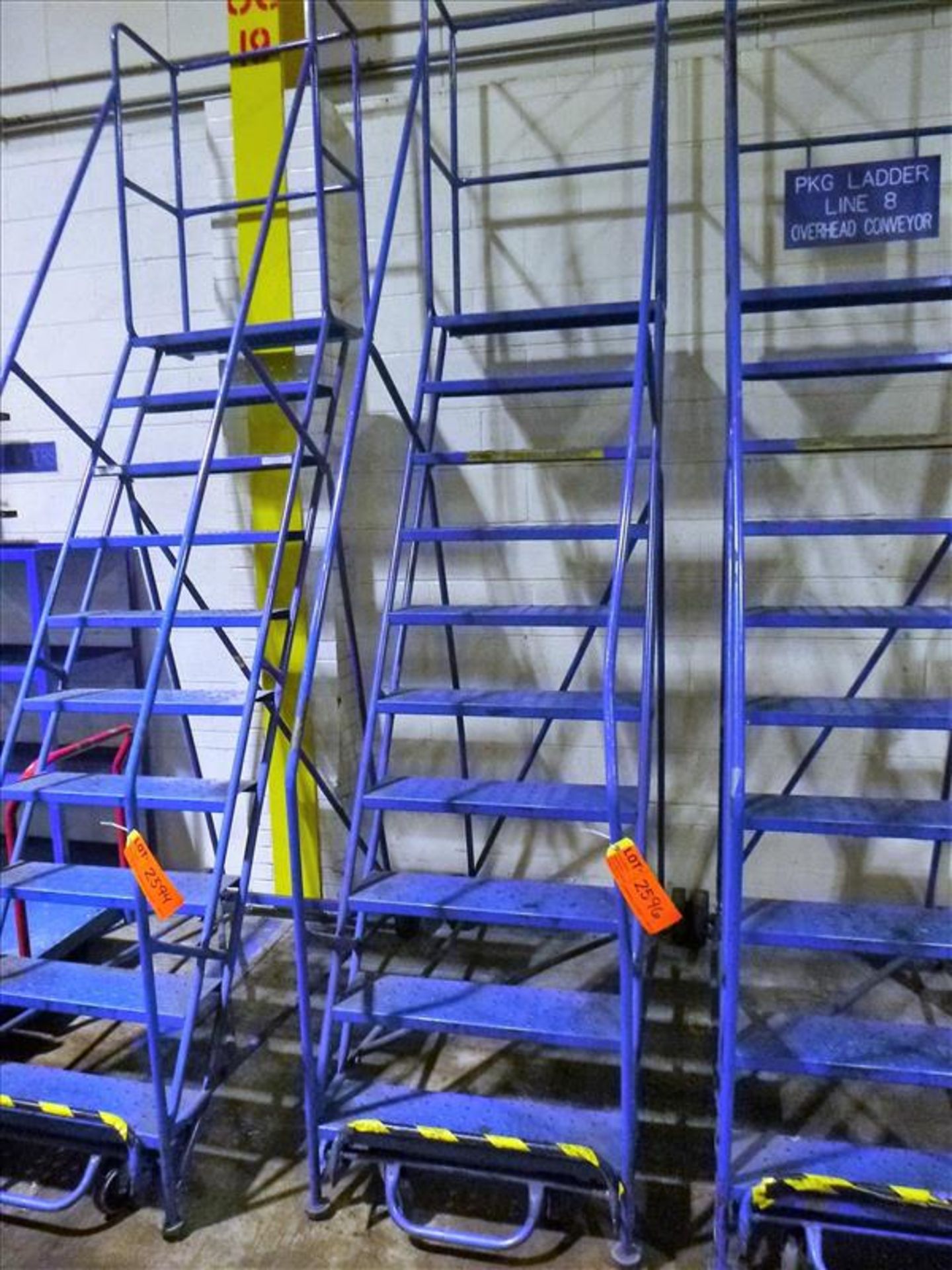 warehouse ladder, 90 in. H [Warehouse]