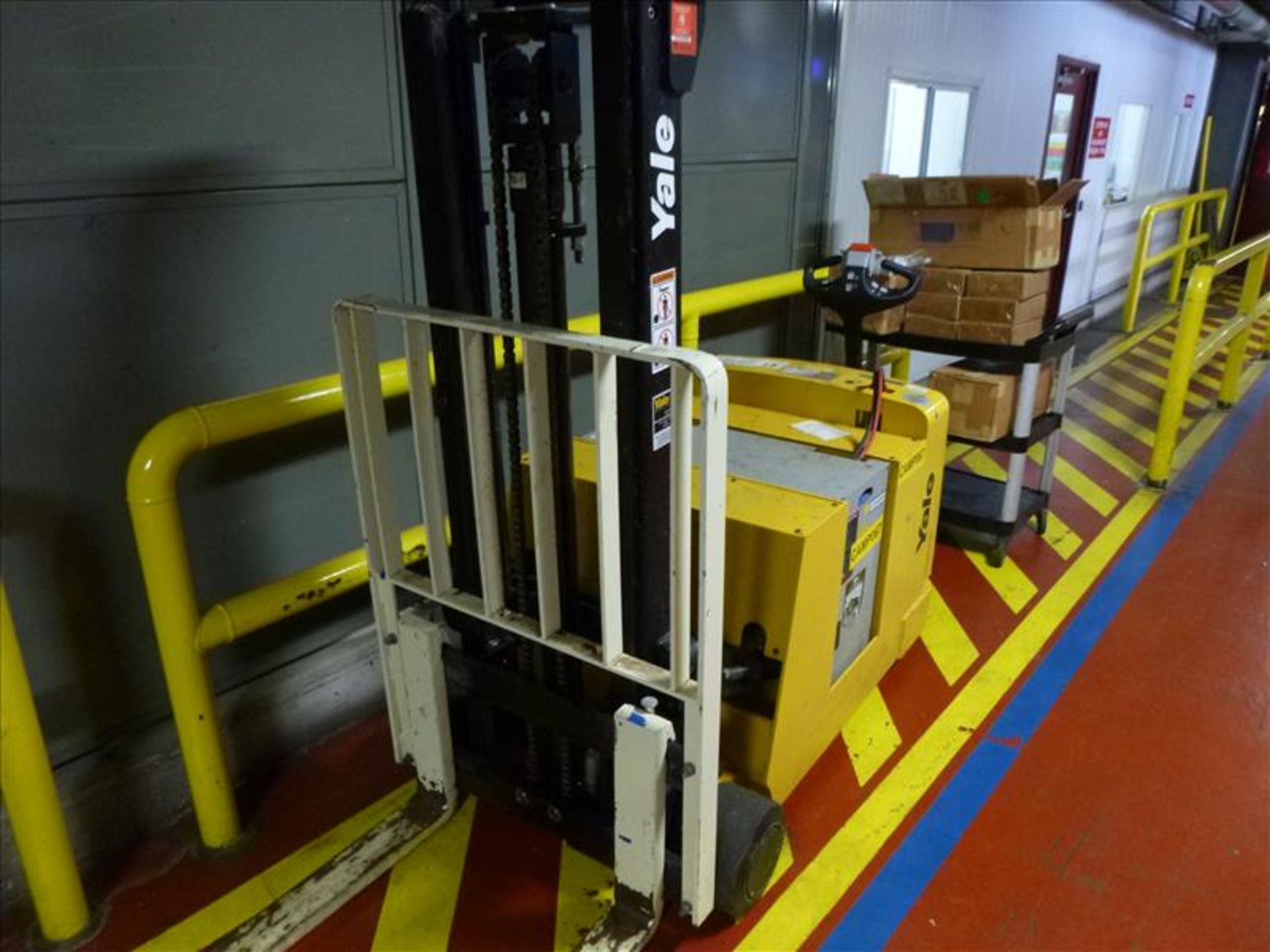 Yale walk-behind fork lift truck, mod. MCW030LEN24TV072, ser. no. C819N02986P, 24V electric, 3000 - Image 2 of 3