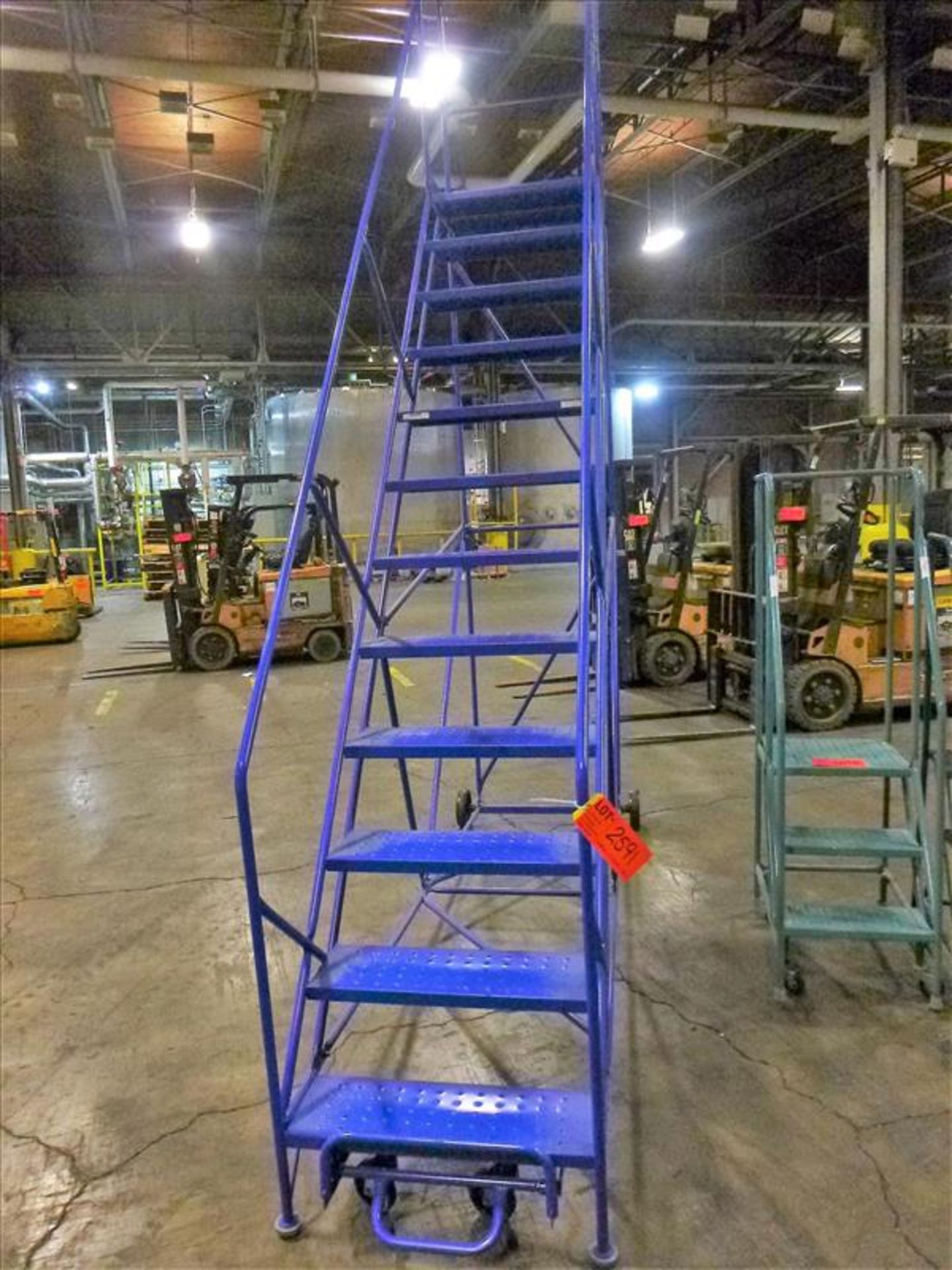 warehouse ladder, 120 in. H [Warehouse]