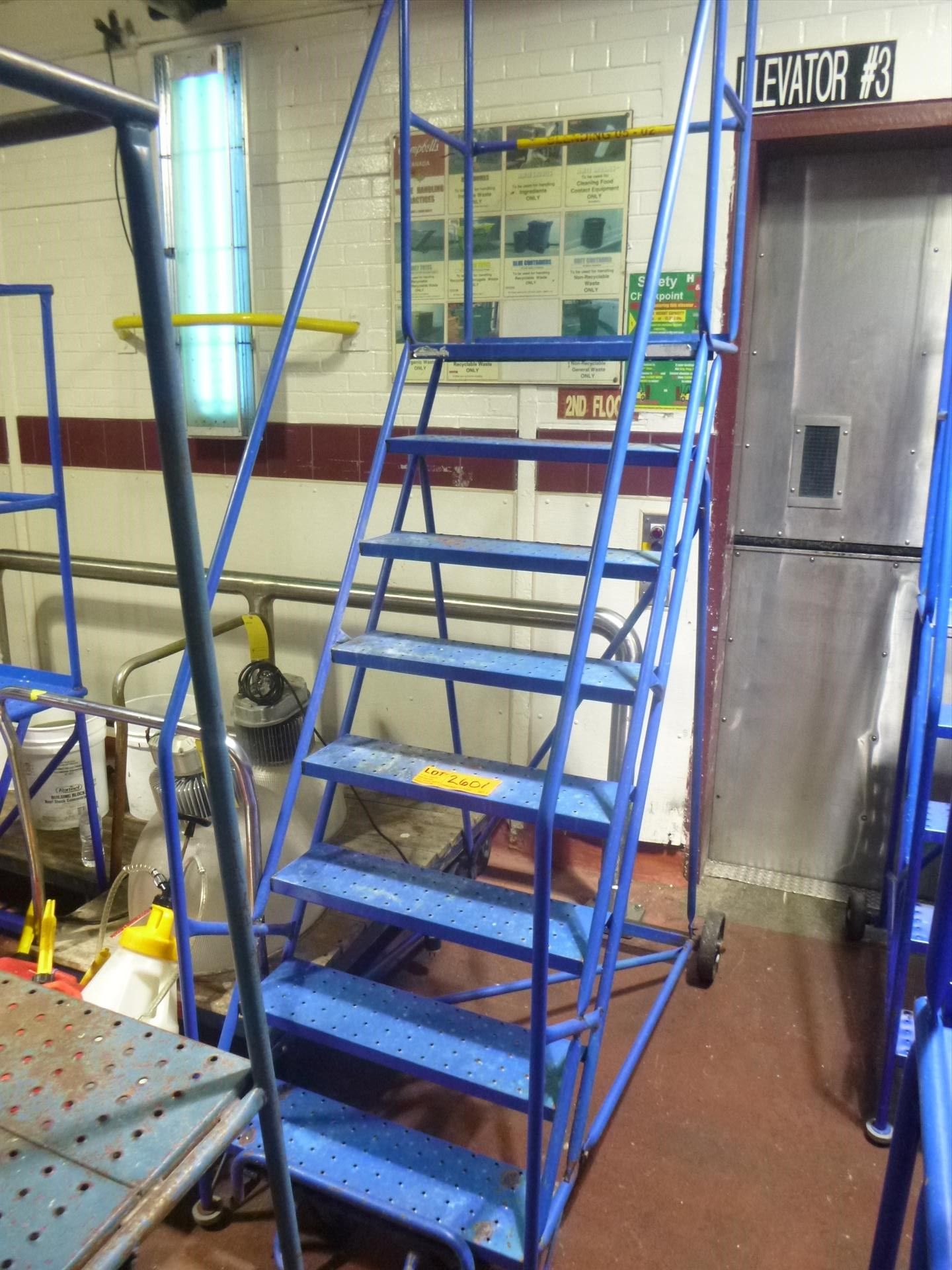 warehouse ladder, 72 in. H [Warehouse]