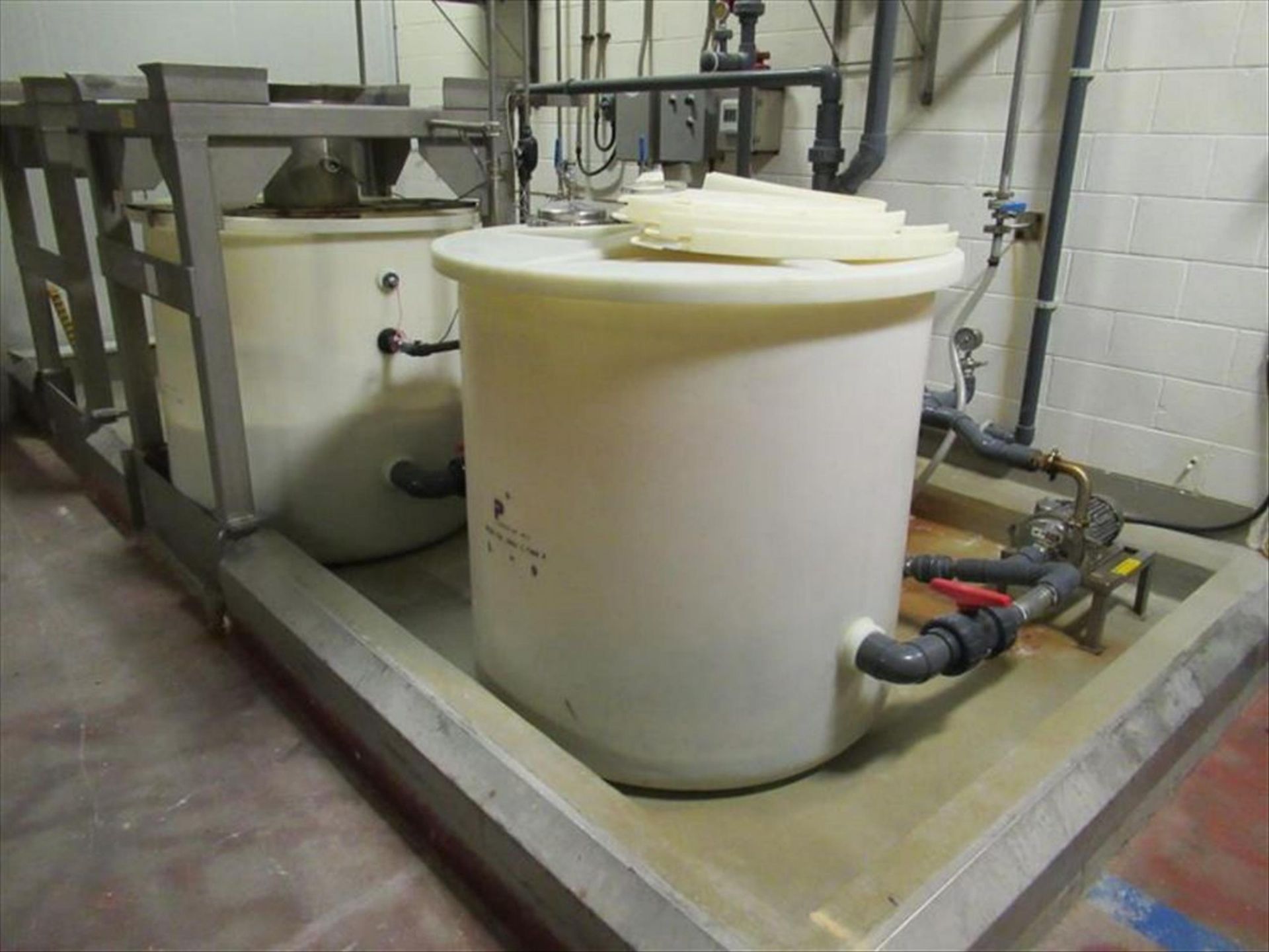 Salt dissolving system including (2) poly salt /brine tanks, 4 ft dia x 4 ft h, (2) HD stainless - Image 2 of 4