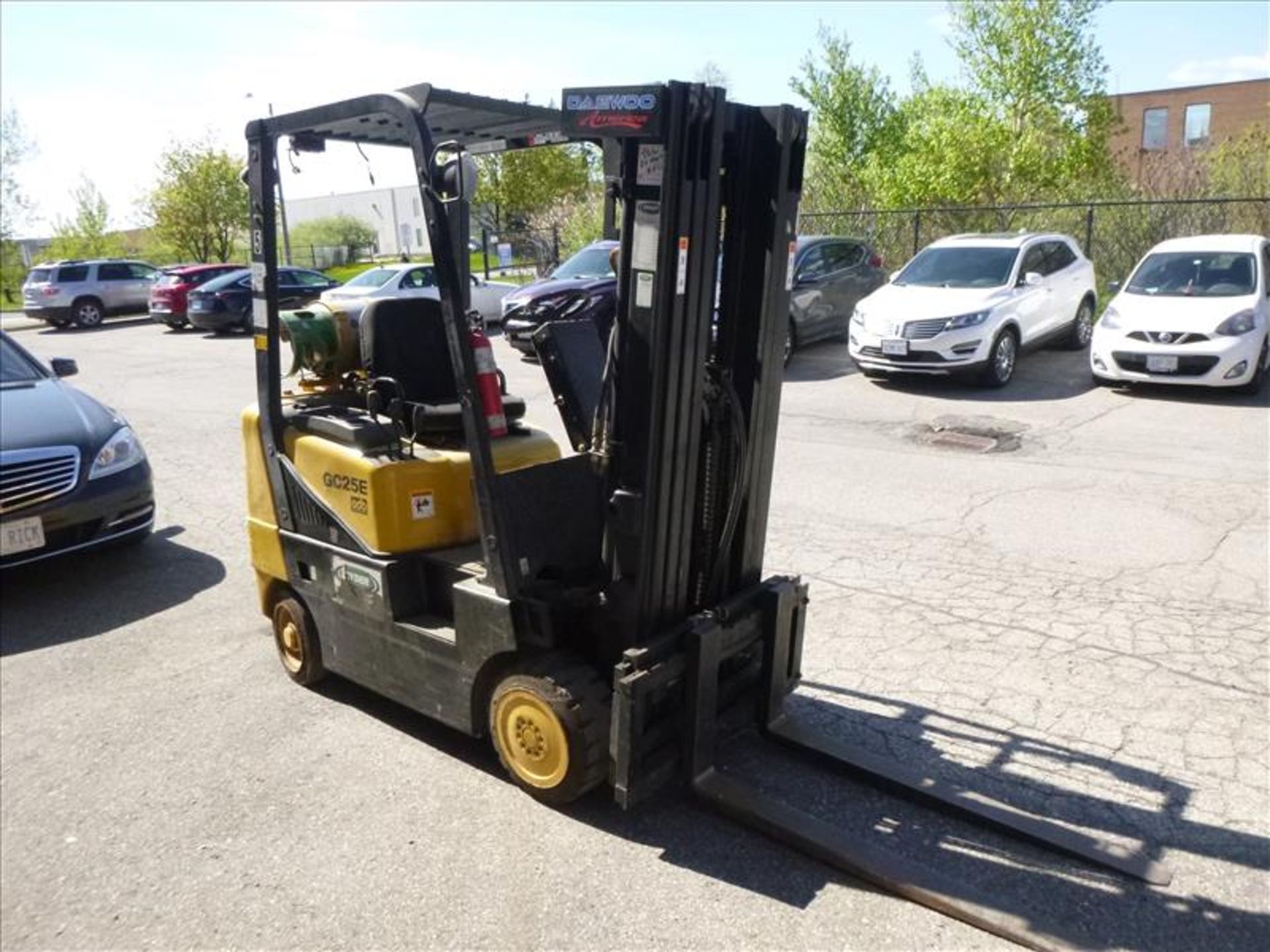 Daewoo Lift Truck, mod. GC25E-3, ser. no. CV-02826, LP, 4500 lbs. cap., 186 in./3-stage mast, side- - Image 4 of 9